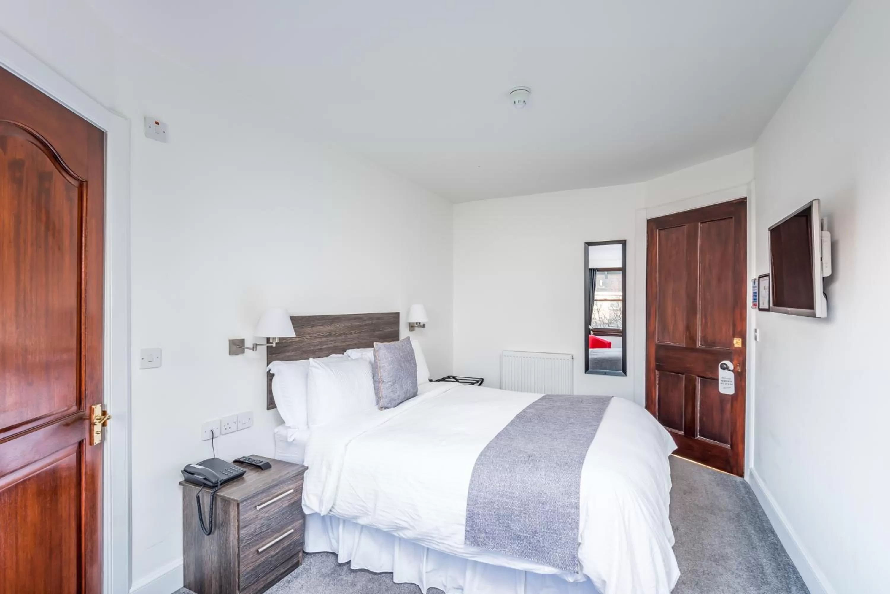 Bed in Grey Harlings Rooms