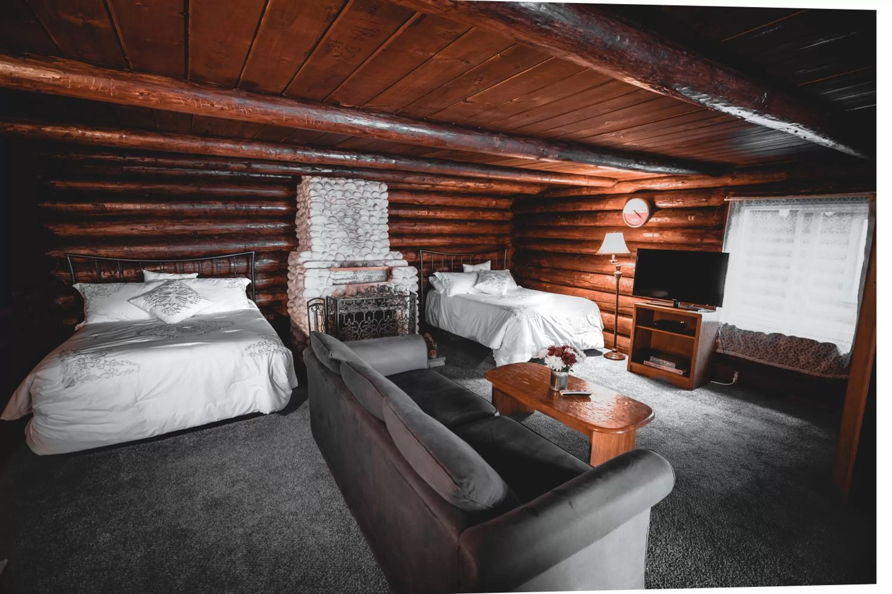 Bed in Gateway Inn & Cabins