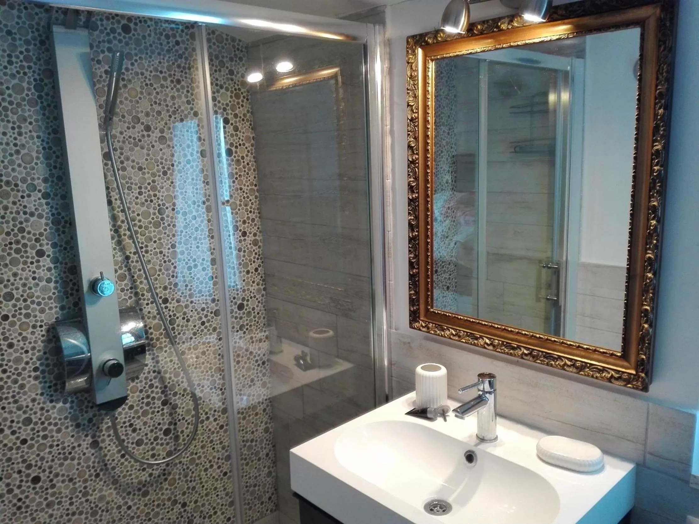 Shower in Bed and Breakfast Romantica Evasione