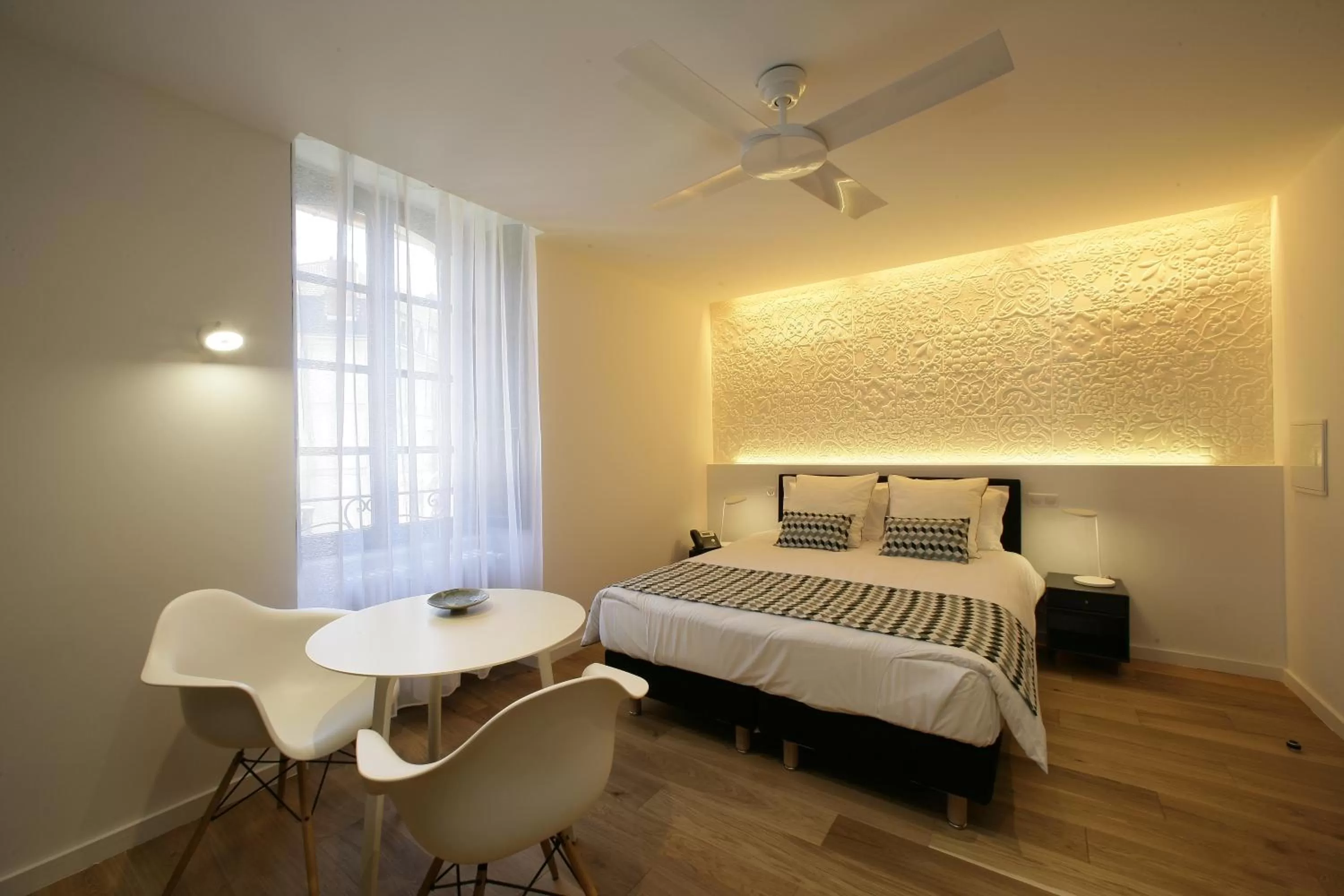 Photo of the whole room, Bed in Les Maisons du Pont - Charme & Caractère