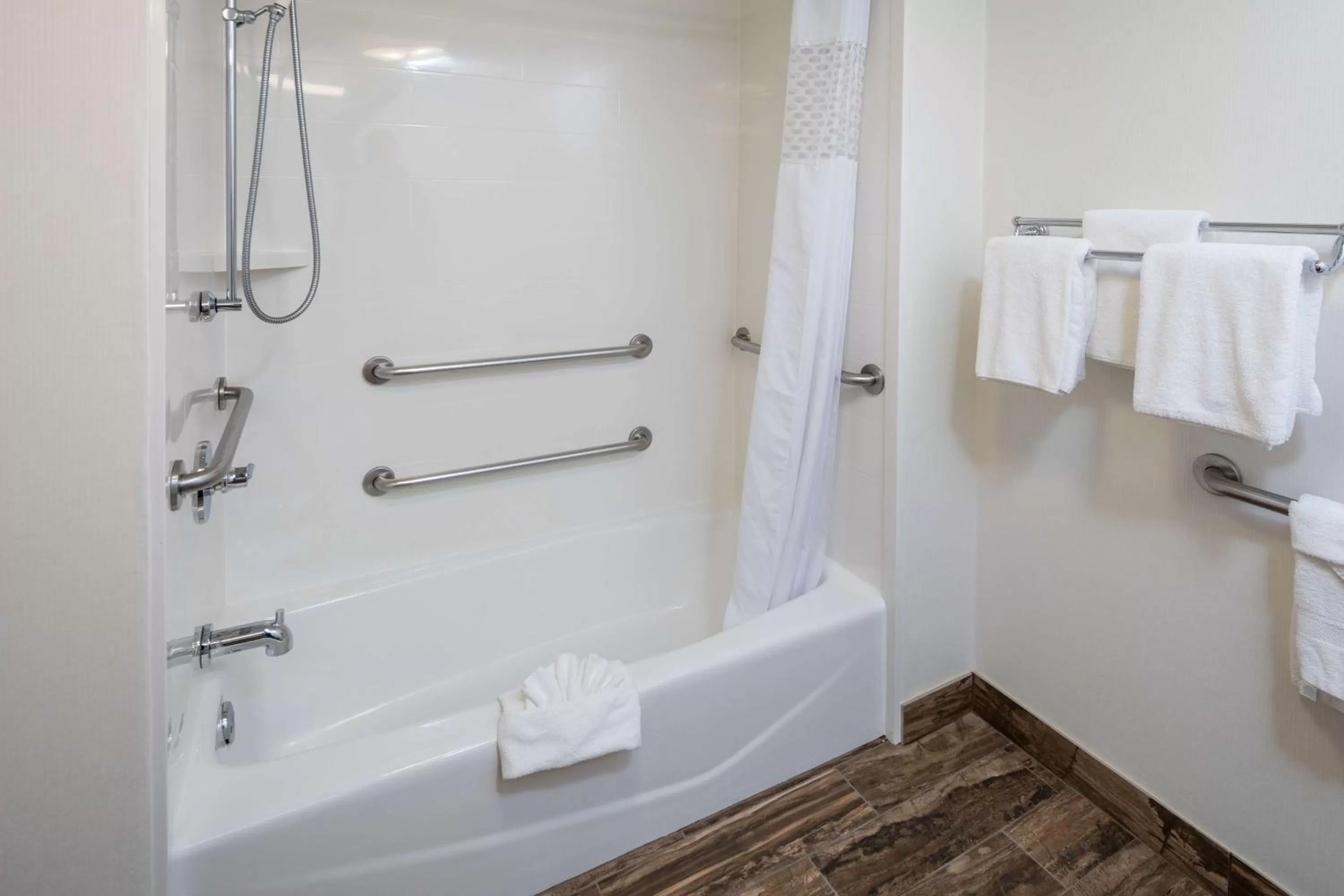 Bathroom in Hampton Inn San Francisco Airport