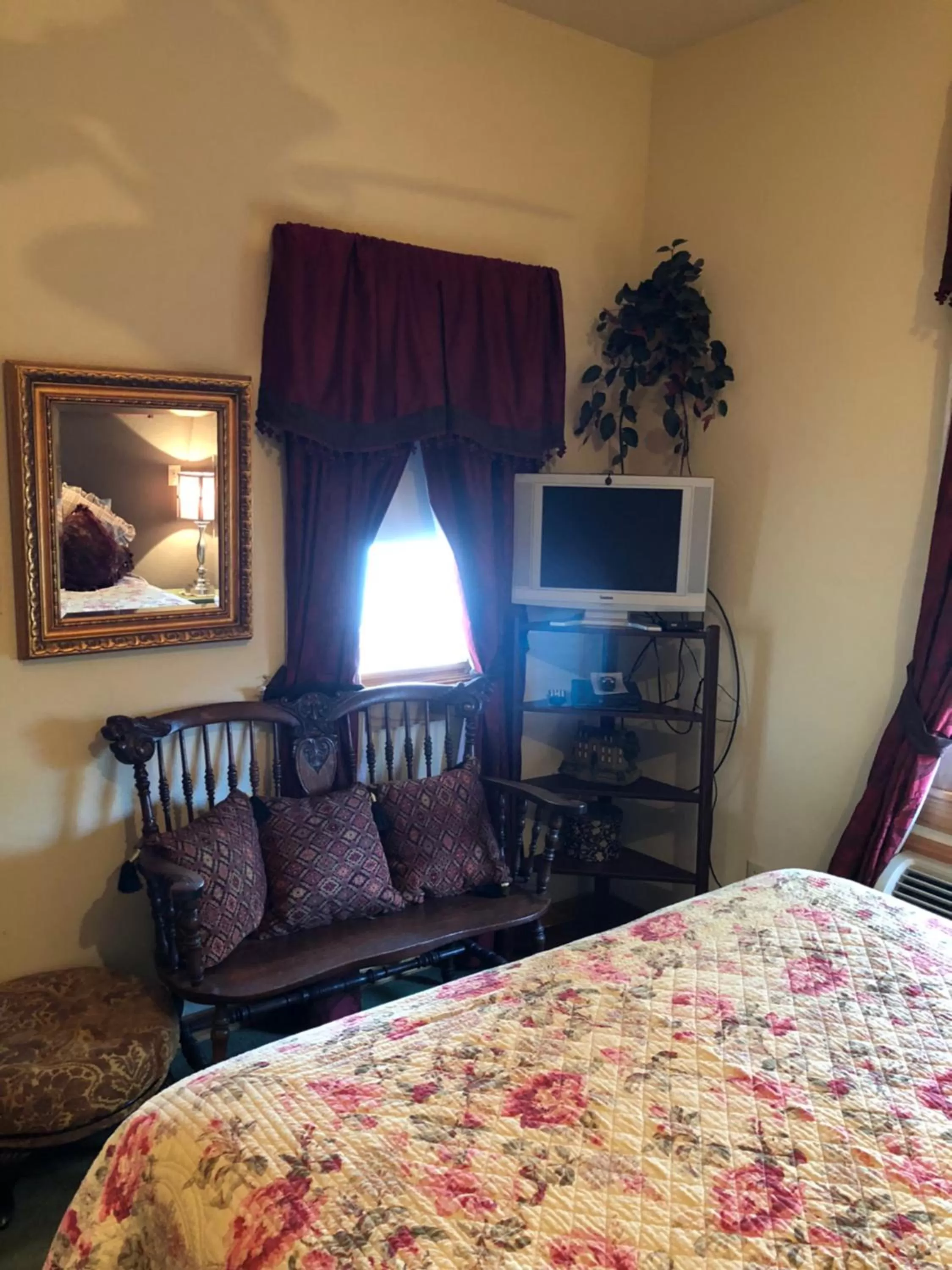 Bedroom, Bed in All Seasons Inn