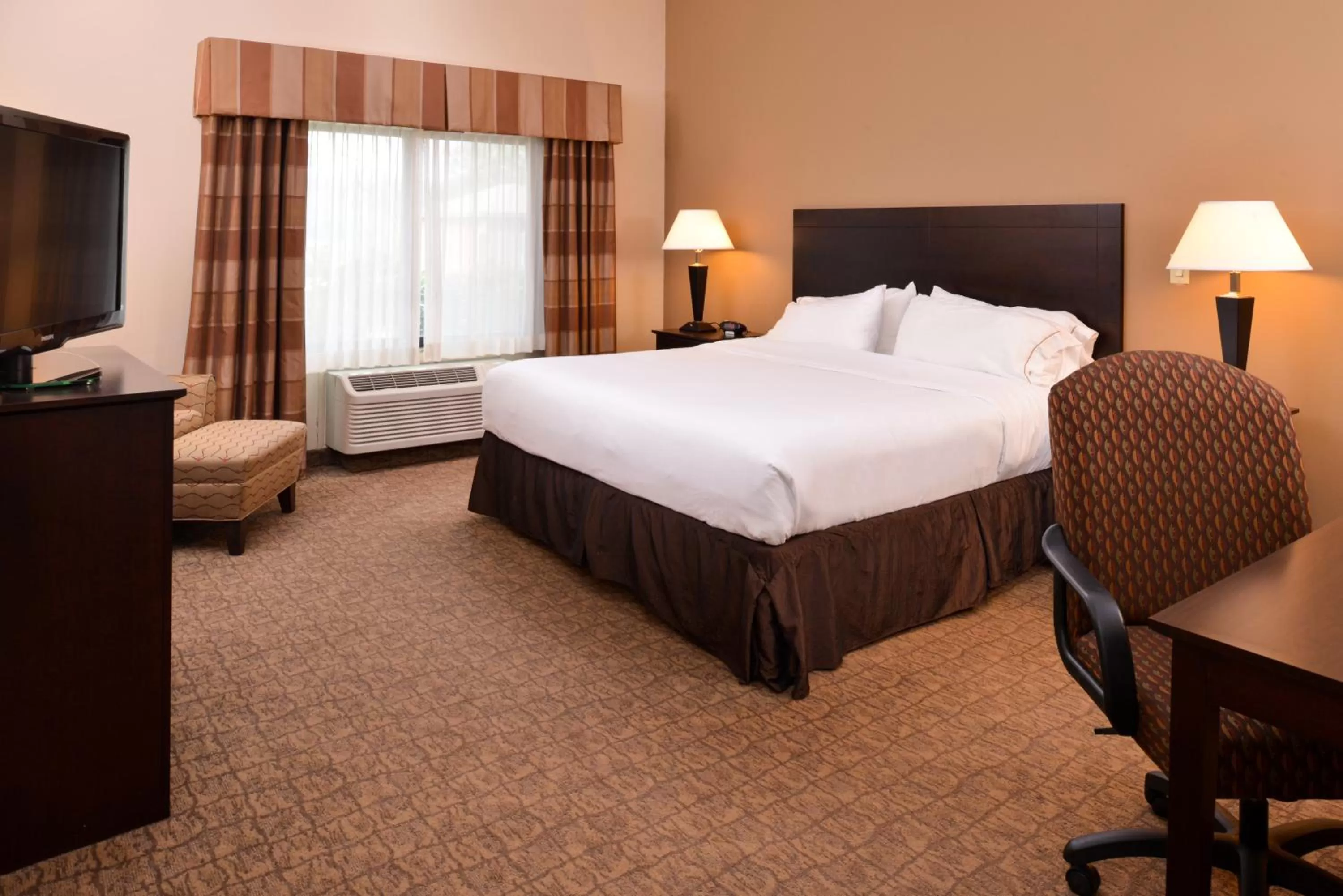 Suite - Mobility Access/Hearing Accessible in Holiday Inn Express & Suites Fairmont by IHG