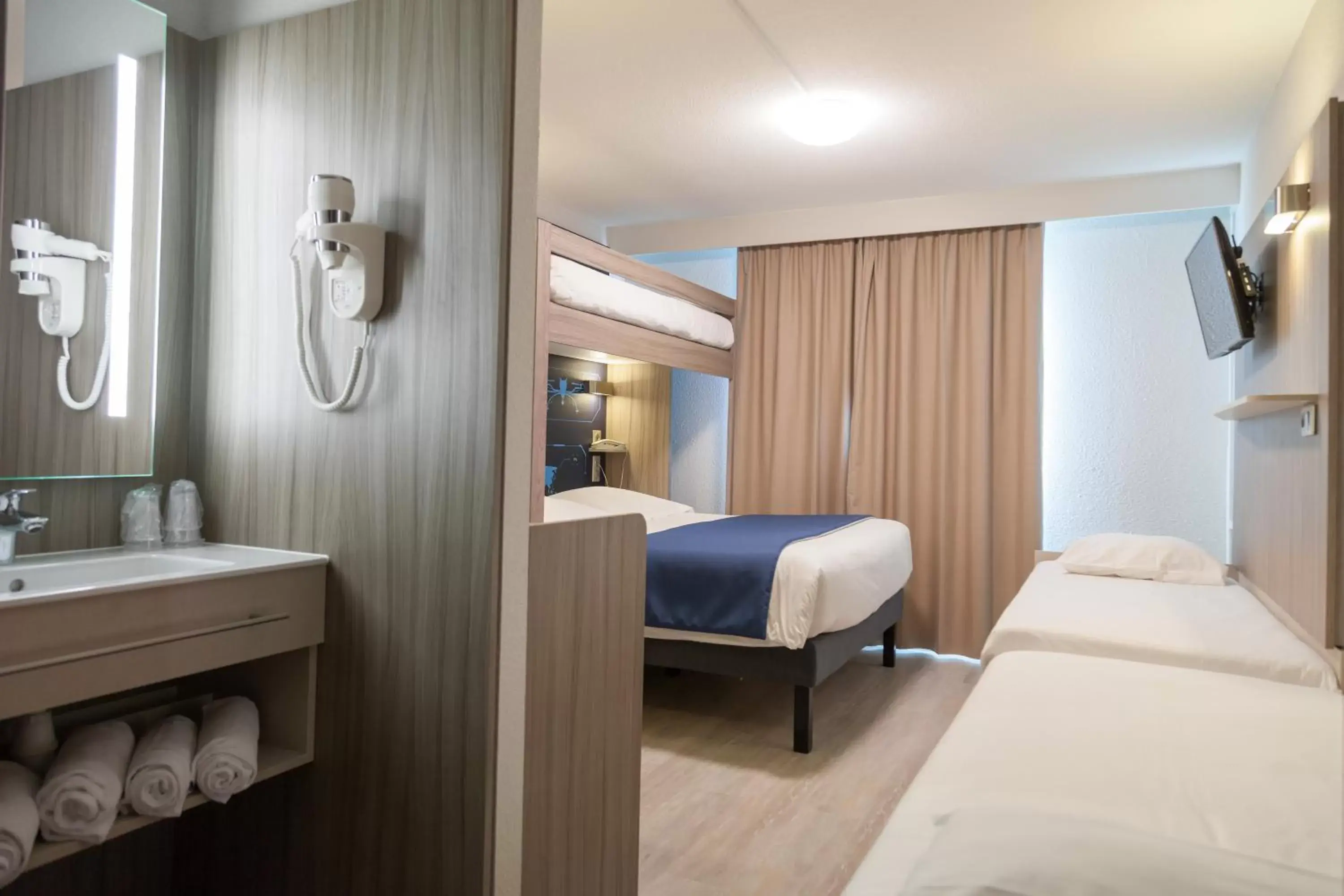 Quintuple Room (5 single beds) in Kyriad Poitiers Jules Verne Site du Futuroscope Quintuple Room (5 single beds) in Kyriad Poitiers Jules Verne Site du Futuroscope