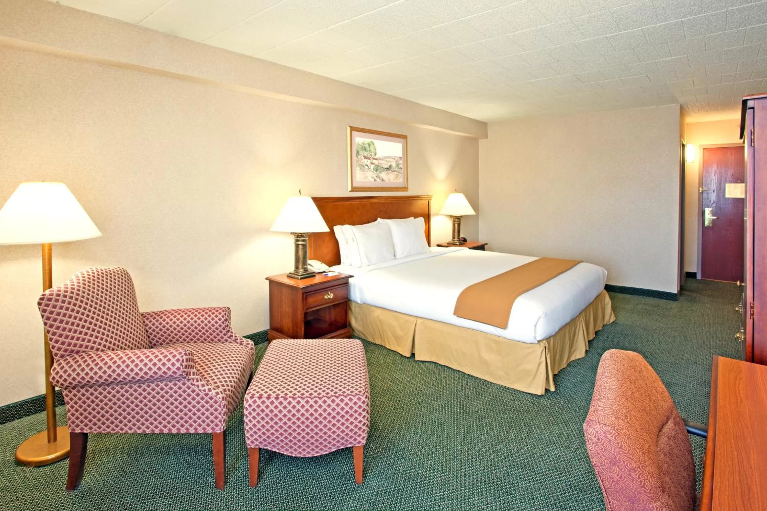 Photo of the whole room, Bed in Holiday Inn Express and Suites Pittsburgh West Mifflin by IHG