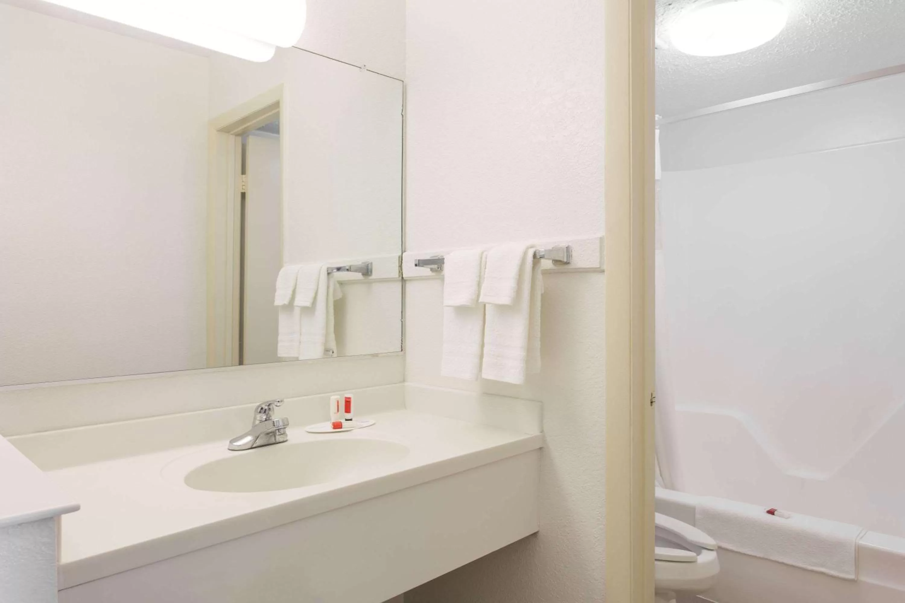 Bathroom in Howard Johnson by Wyndham Virginia Beach