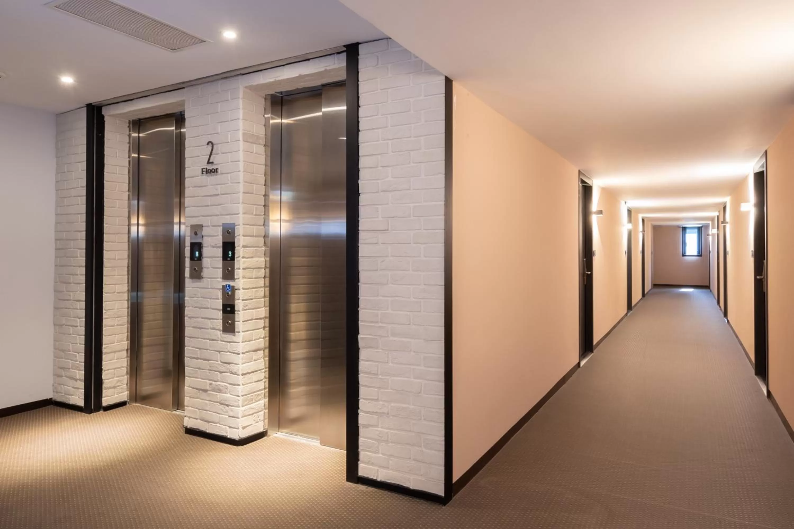 elevator in River inn Station