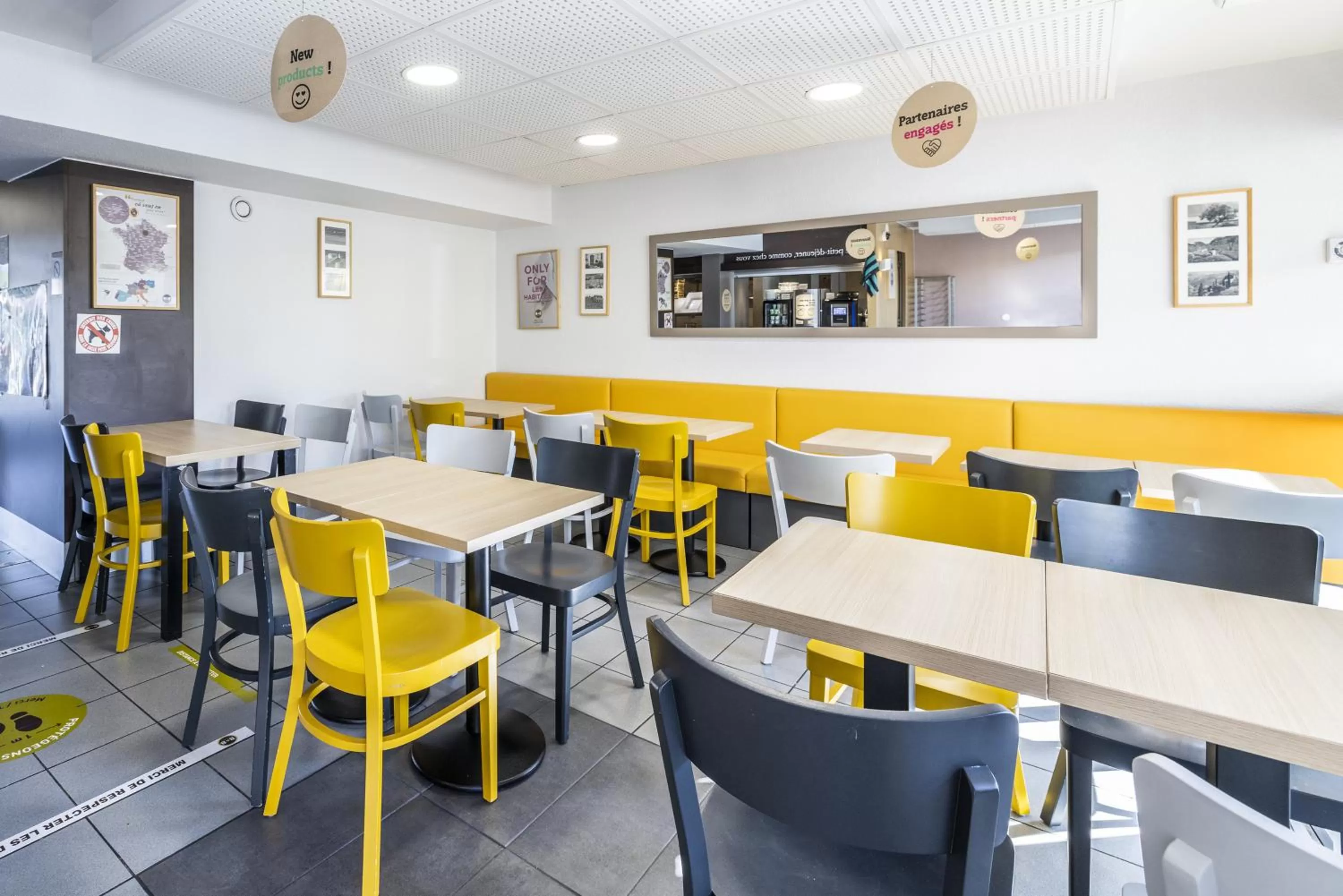 Buffet breakfast in B&B HOTEL Perpignan Sud Porte d'Espagne