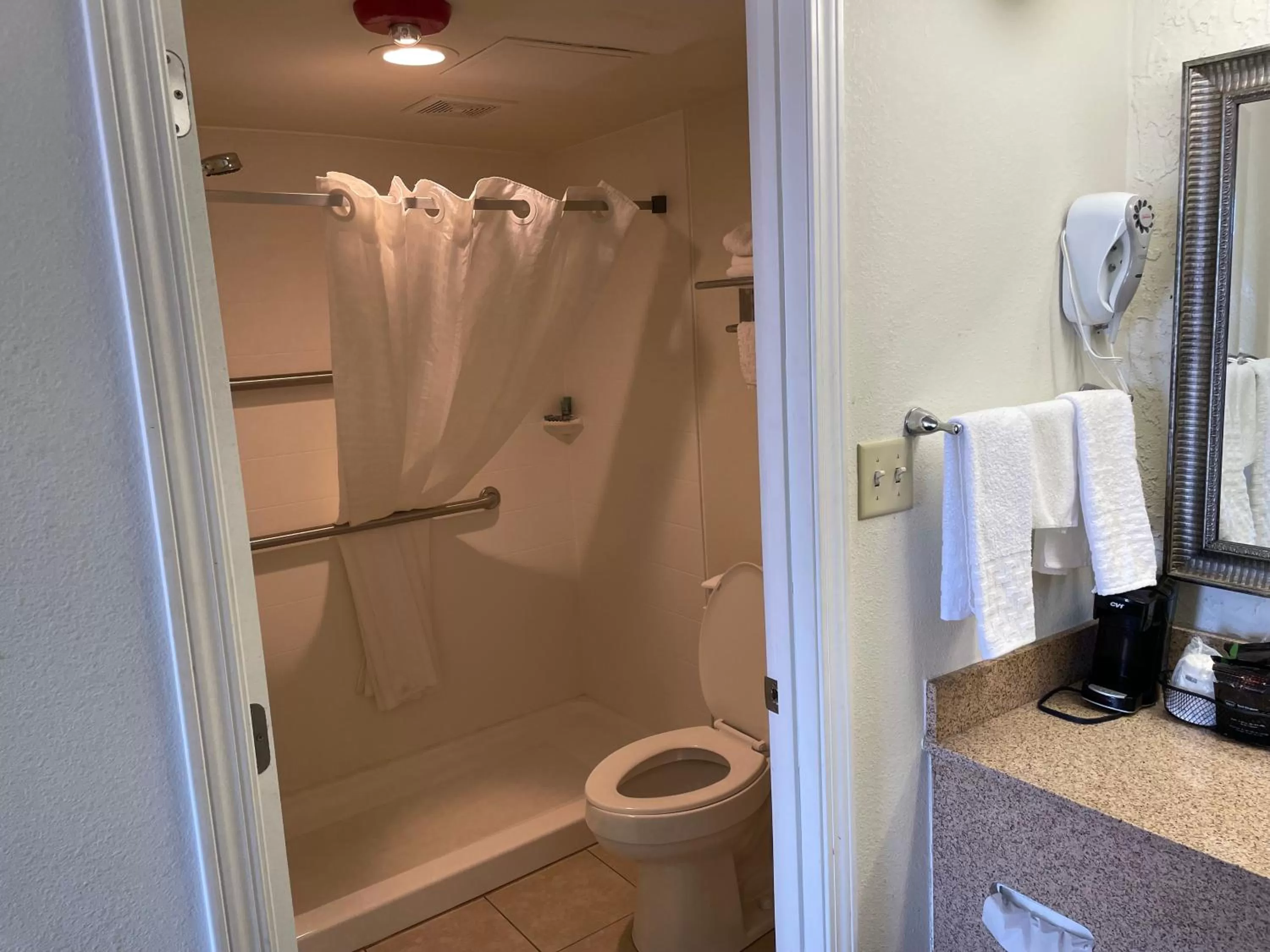 Shower in Quality Inn Clinton North