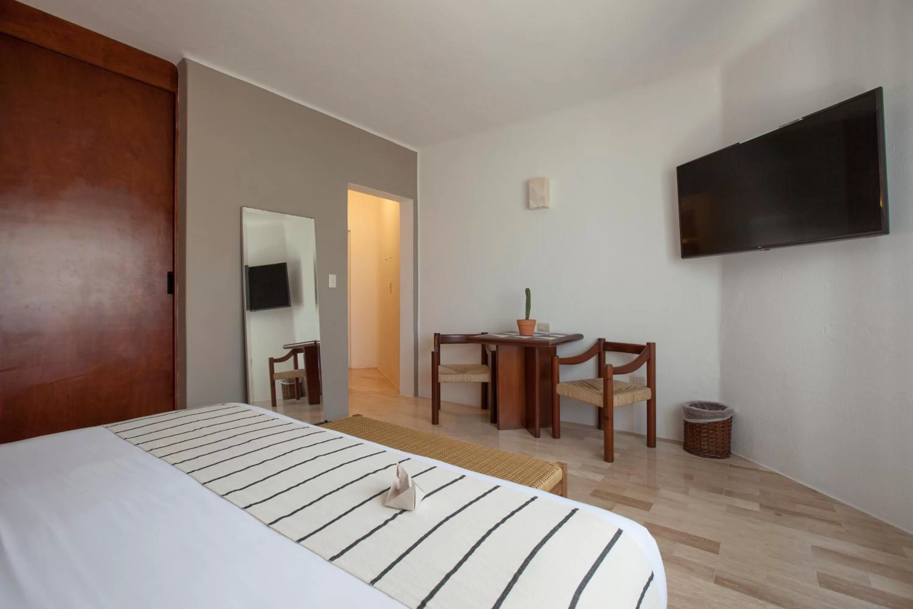 Communal lounge/ TV room, Bed in Gaviana Resort