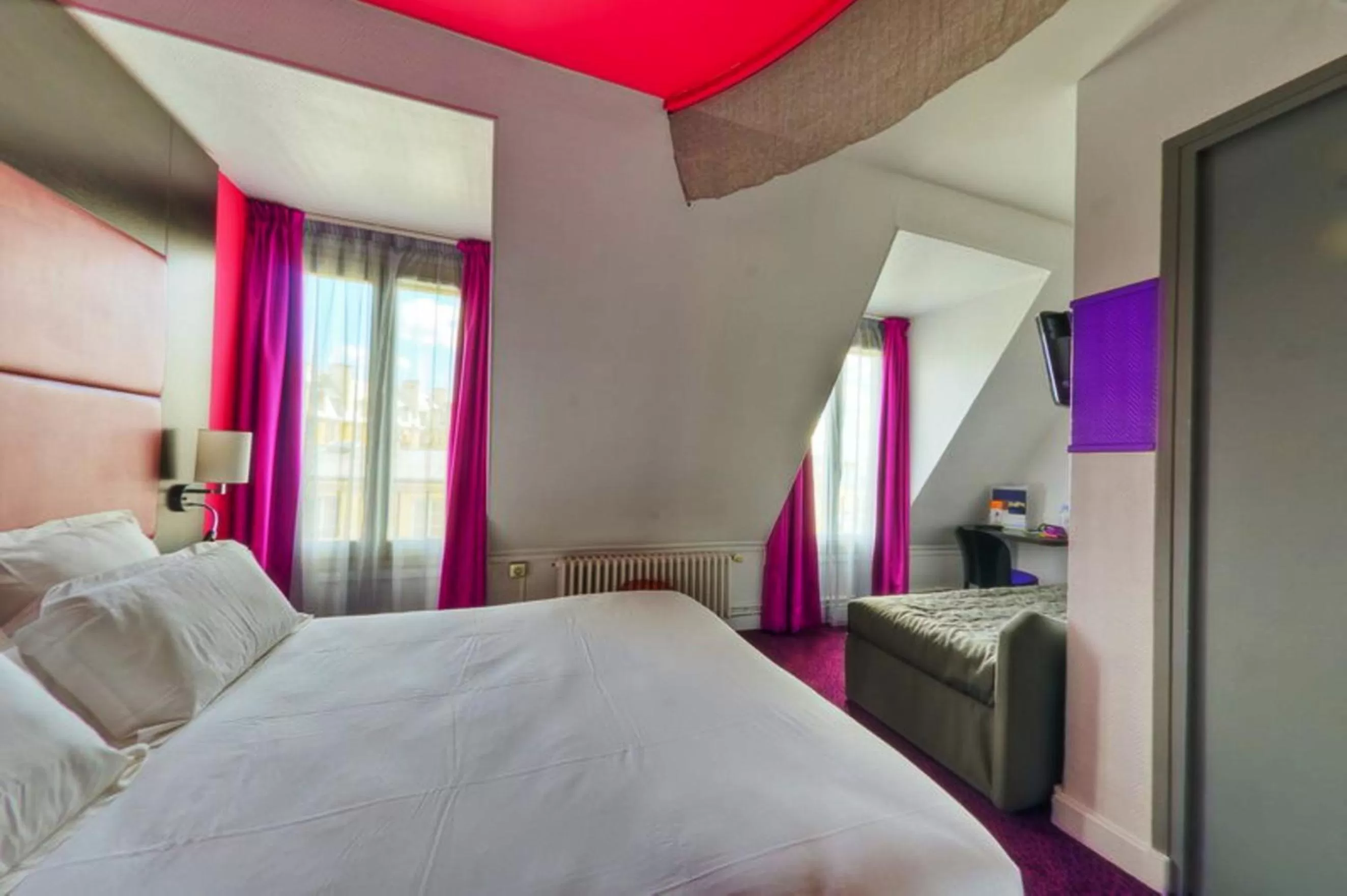 Photo of the whole room, Bed in Ibis Styles Paris Pigalle Montmartre