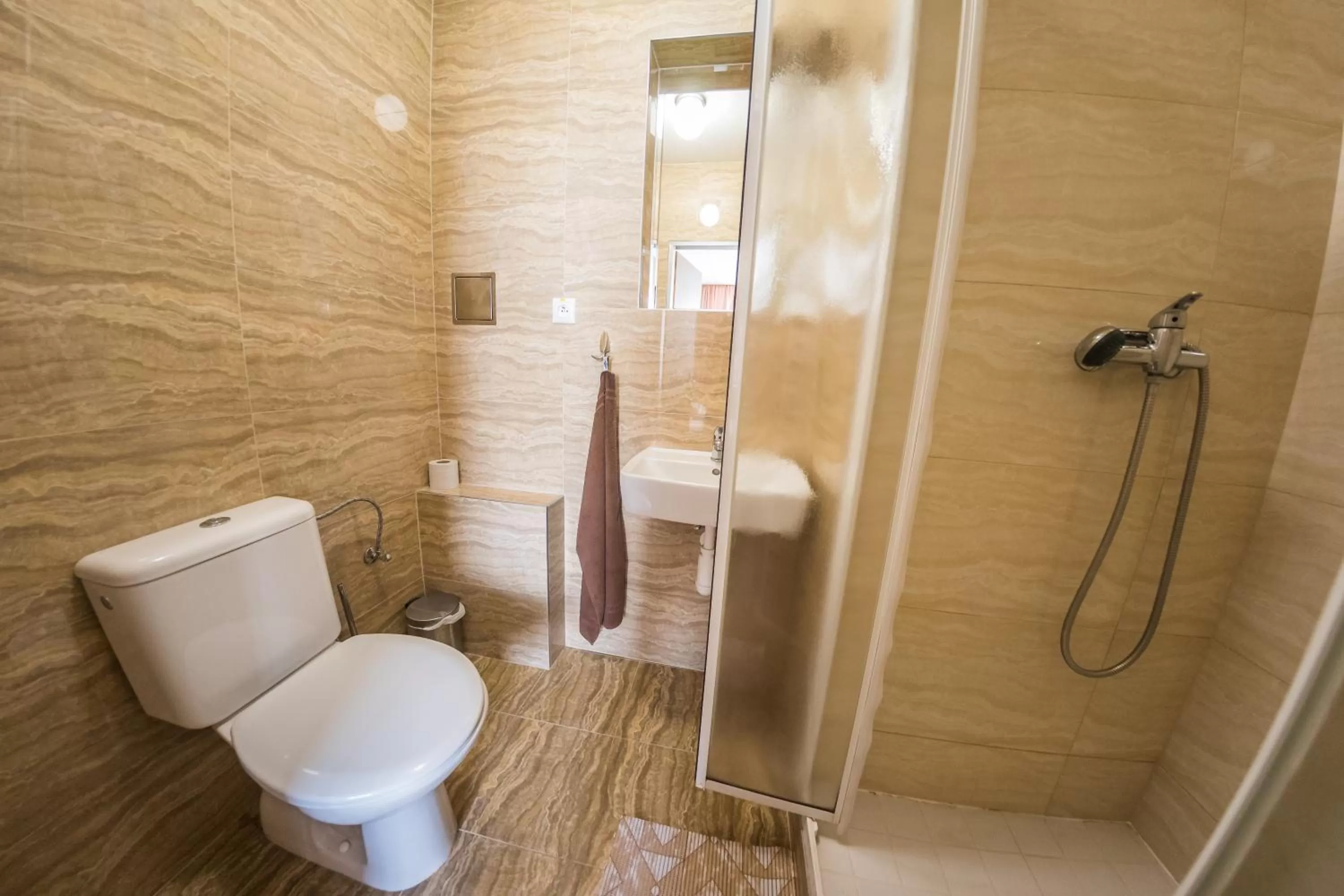 Bathroom in City Hotel B&B, reception 24 7, 800m od-from R1, free parking