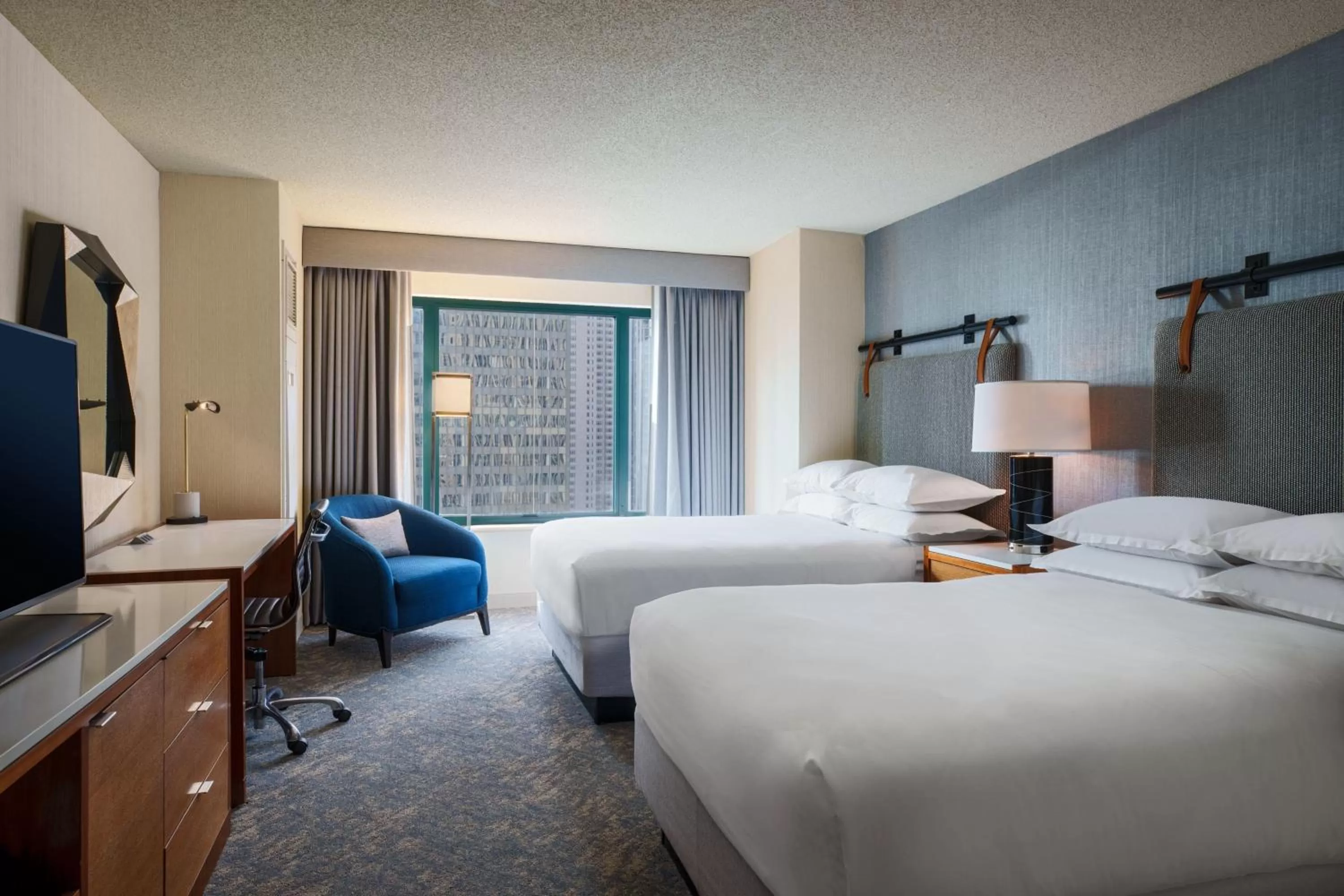 Photo of the whole room, Bed in Sheraton Grand Chicago Riverwalk