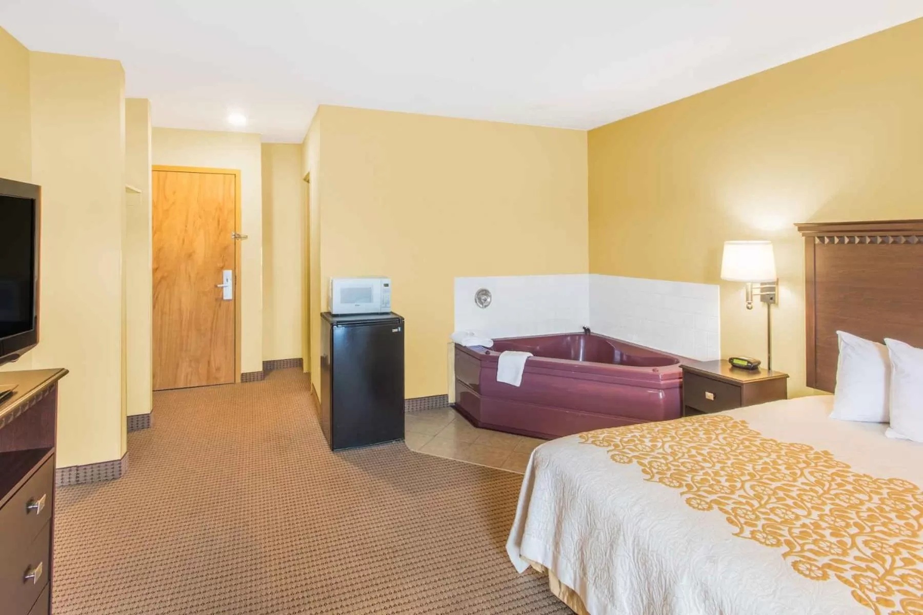 Photo of the whole room, Bed in Days Inn by Wyndham Colchester Burlington