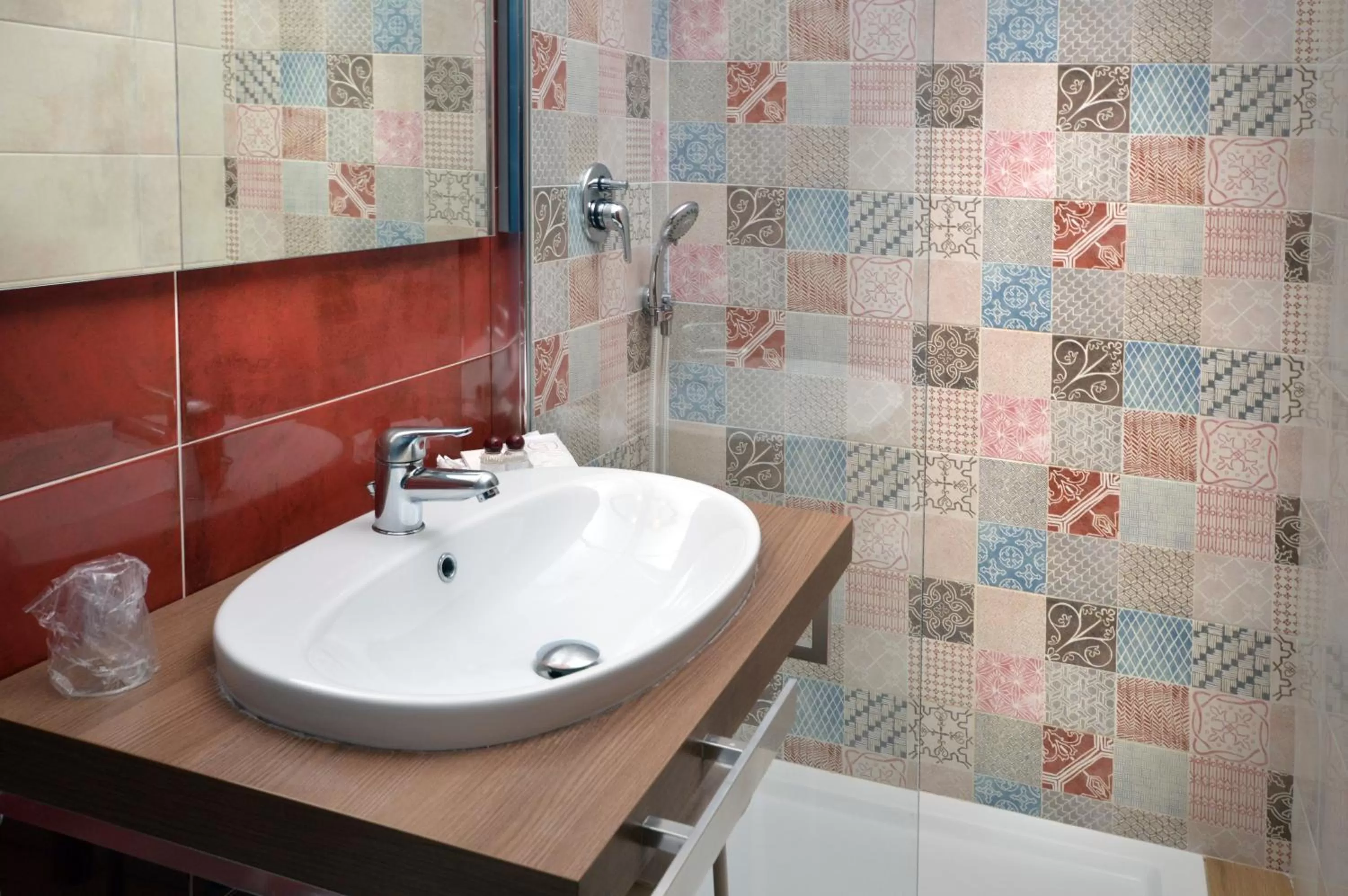 Shower in Pinto-Storey Hotel