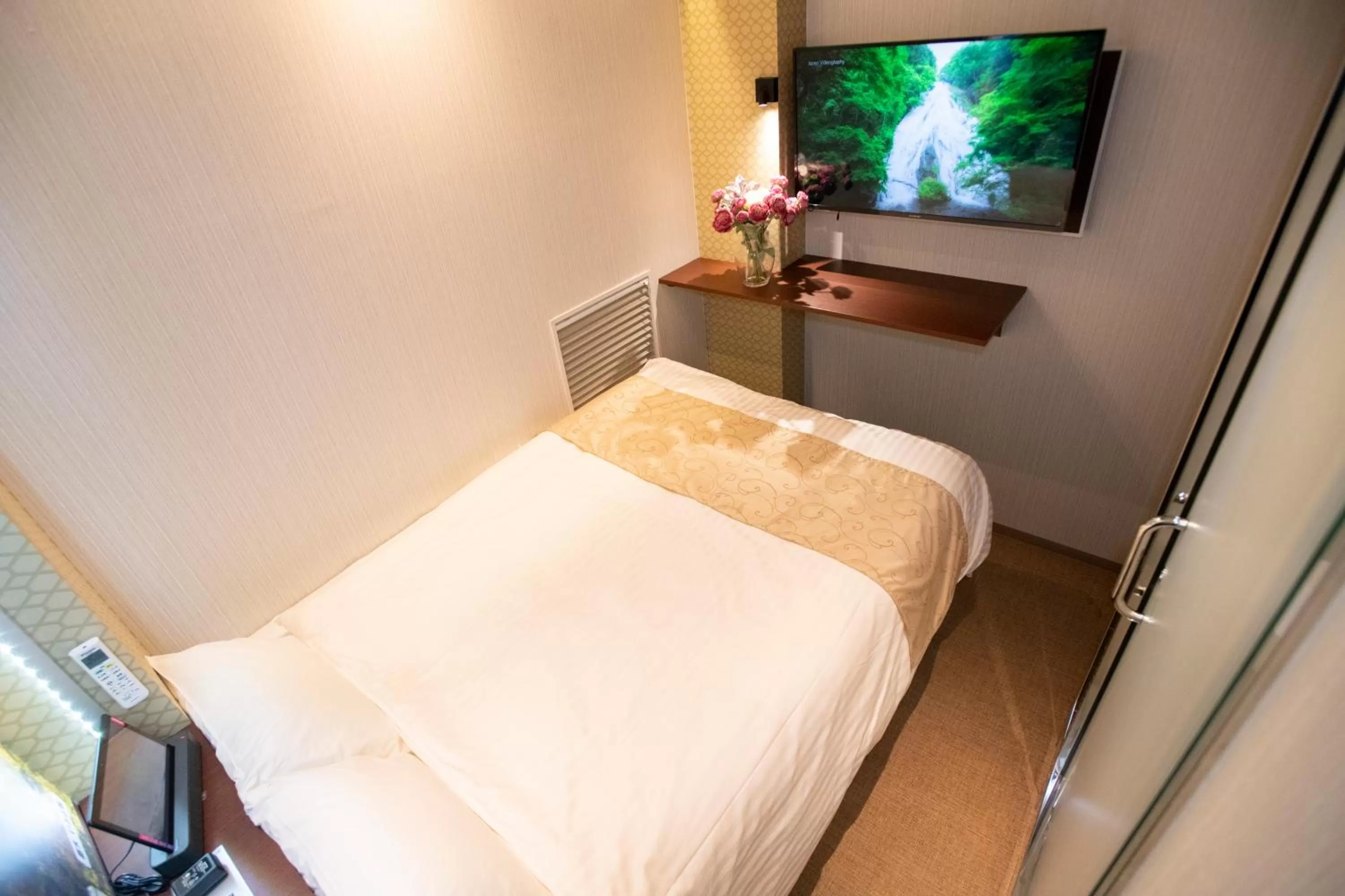 Bed in Pinpon Hotel Hiroshima