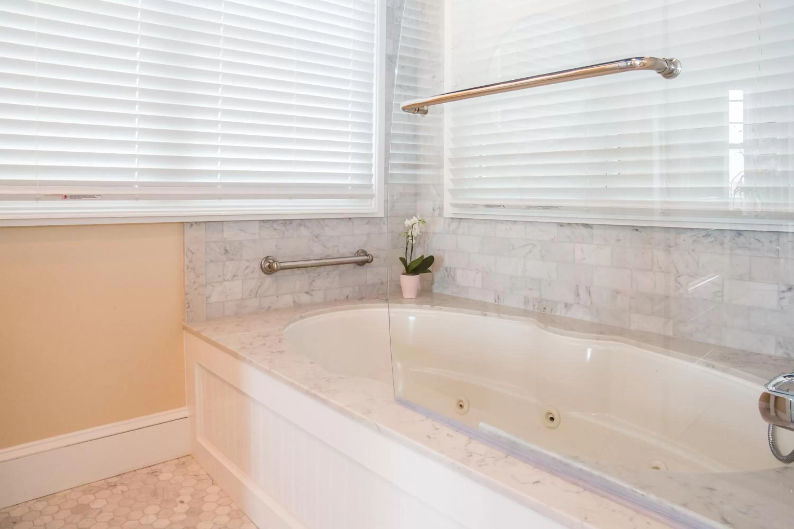 Bath in Almondy Inn Bed & Breakfast