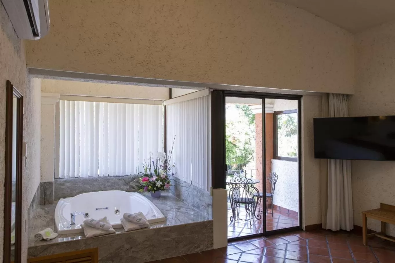 Hot Tub, Bed in Hosteria Las Quintas Hotel Restaurante Bar