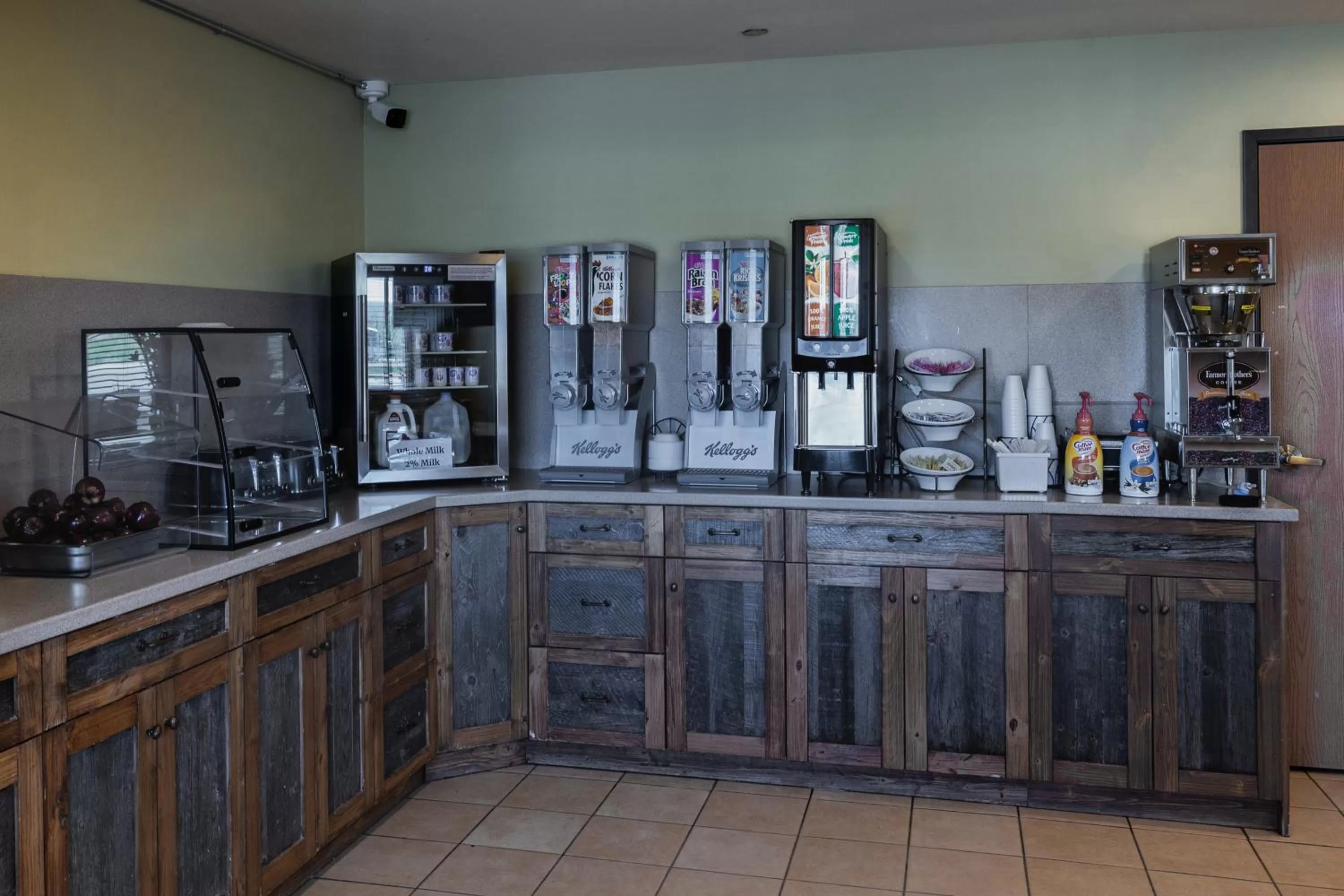 Coffee/tea facilities in Pinedale Hotel & Suites