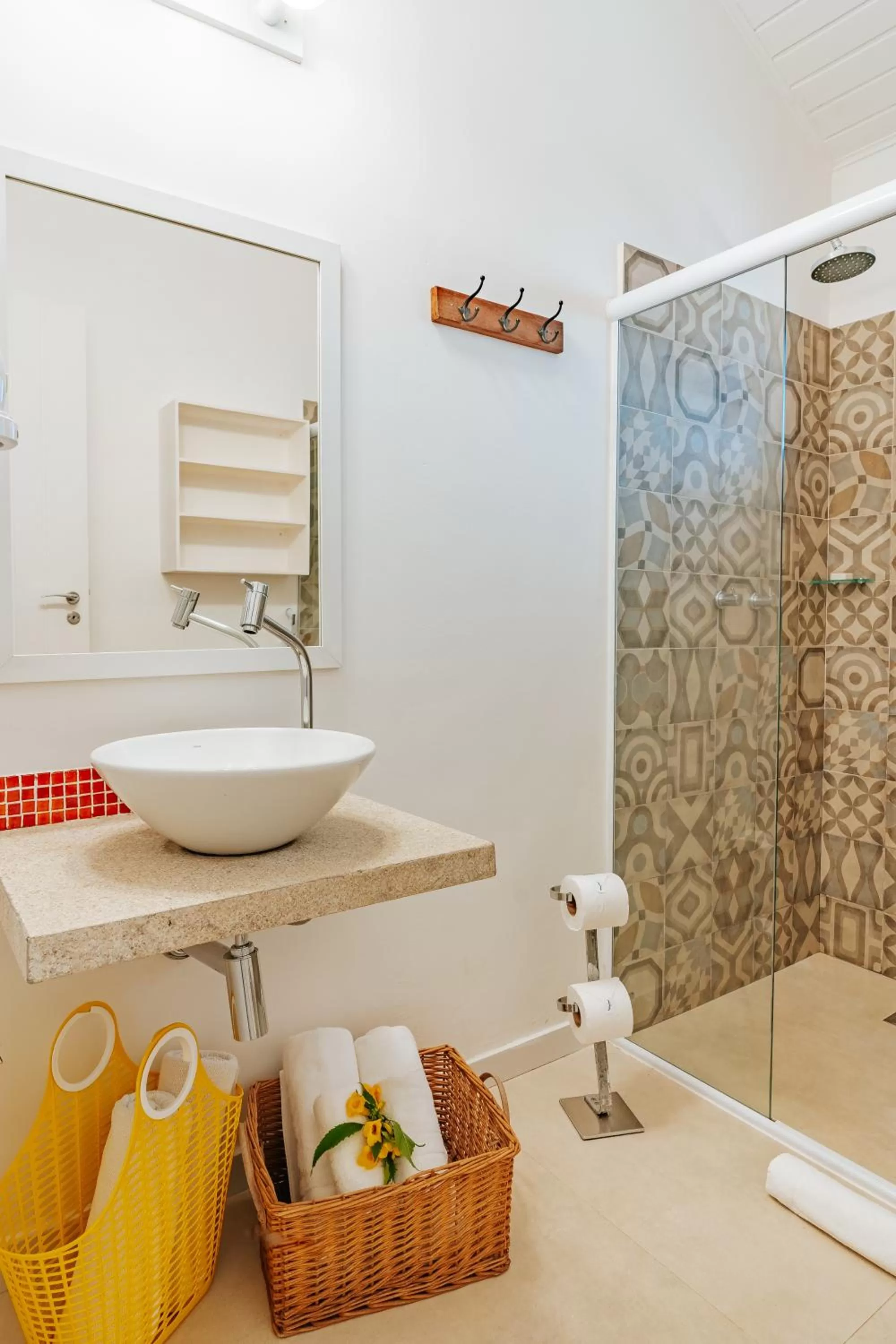 Shower in Jubarte Hotel by Insólito