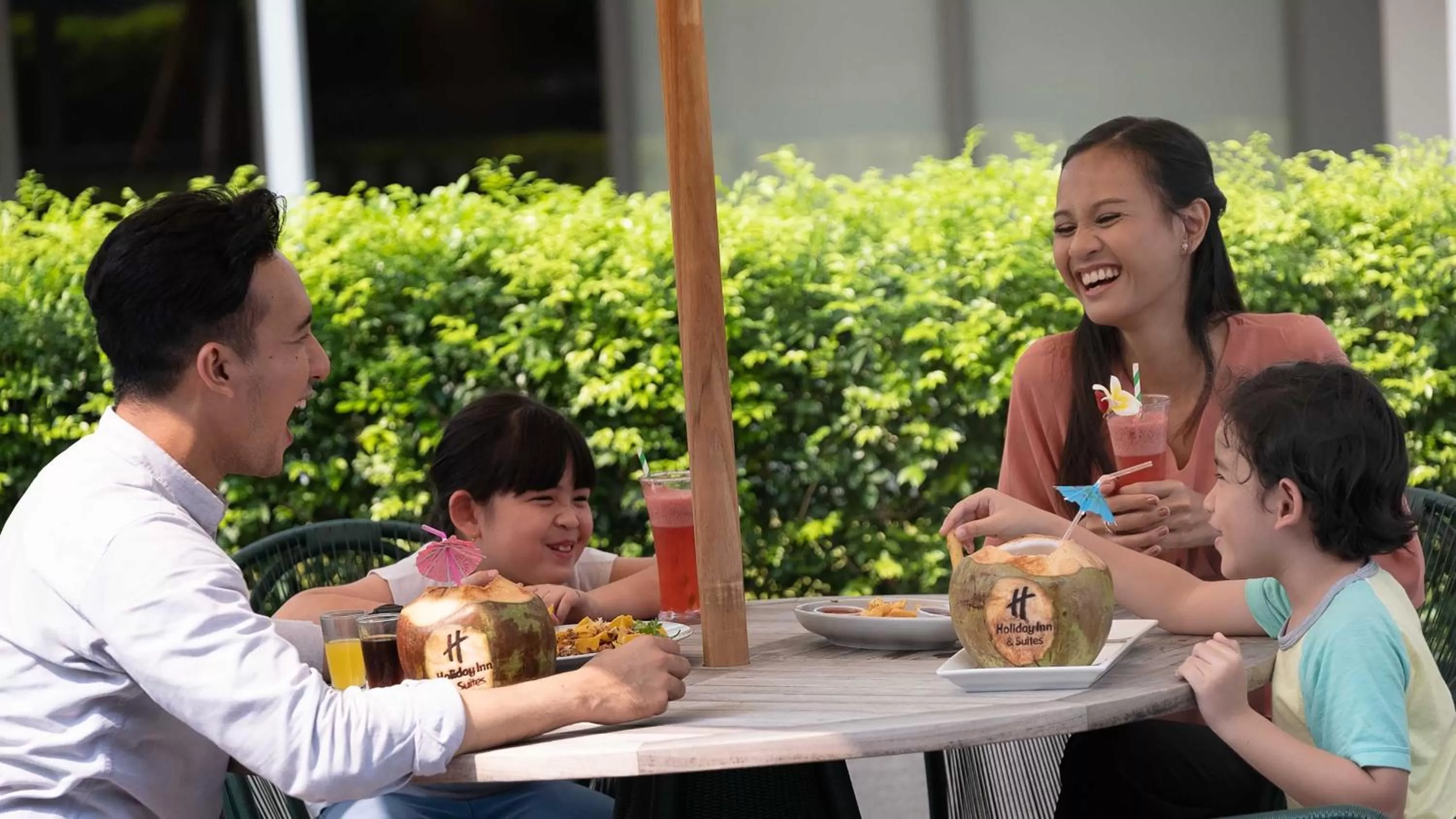 Lounge or bar in Holiday Inn & Suites Jakarta Gajah Mada by IHG