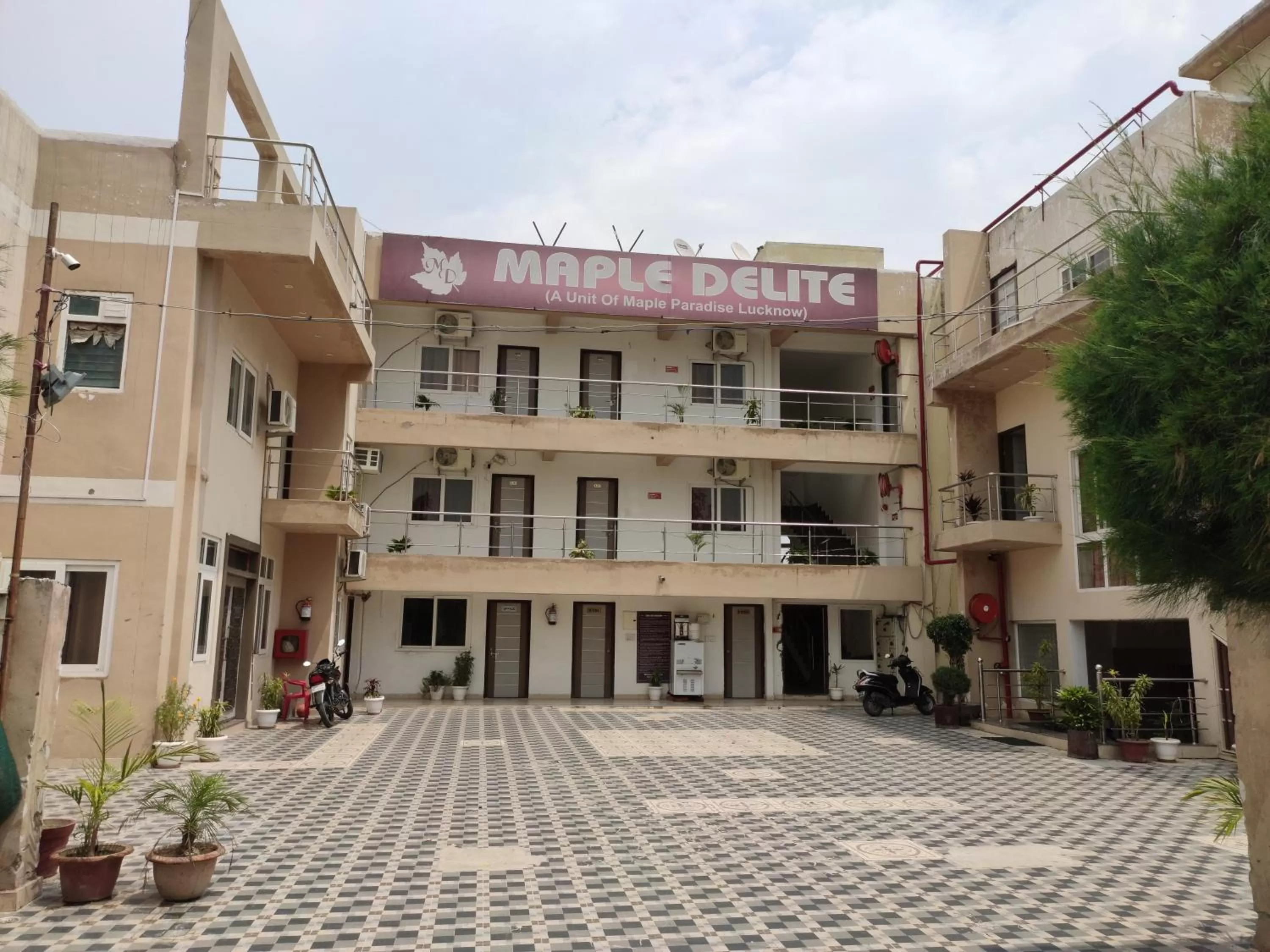 Facade/entrance in Maple Delite