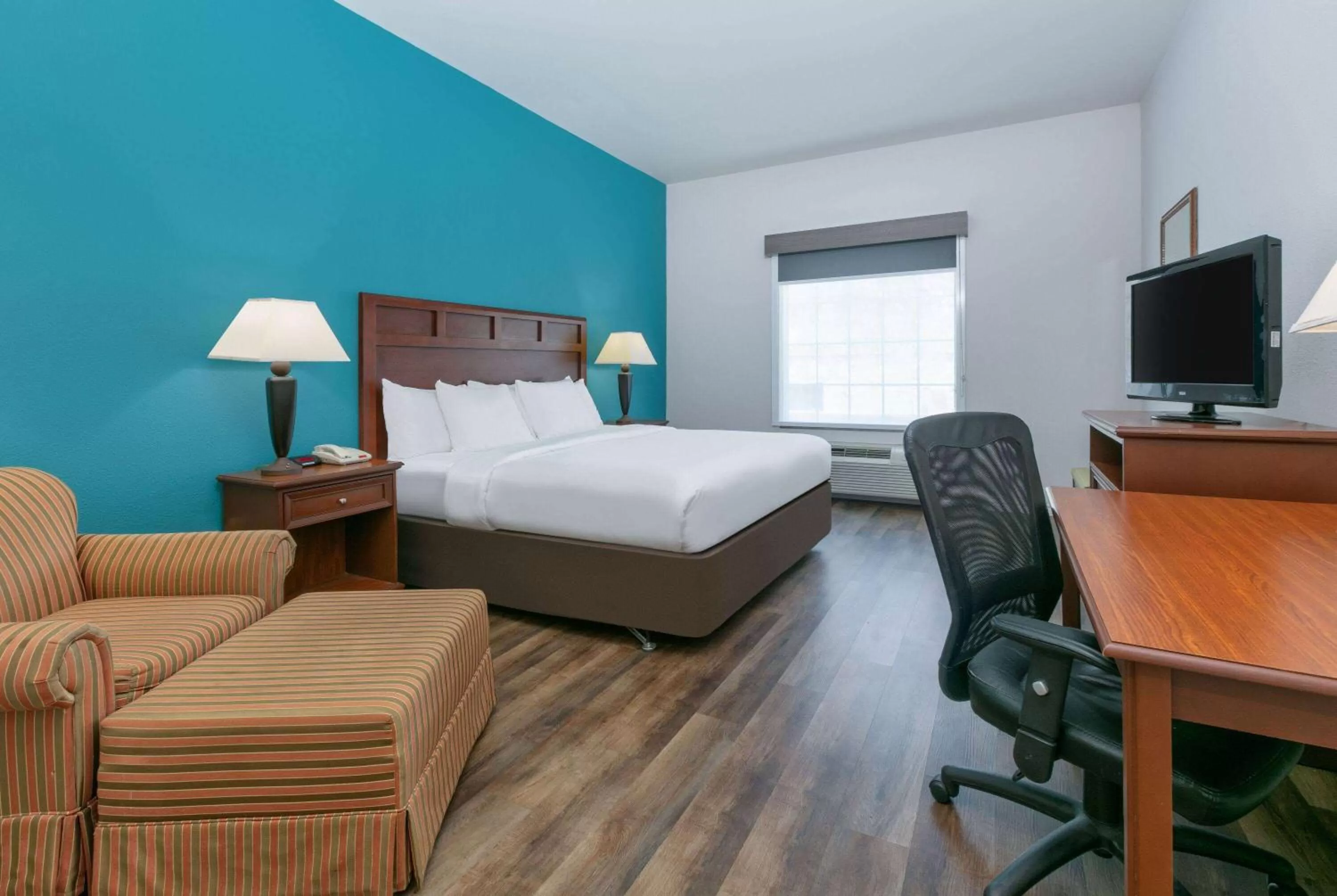 Photo of the whole room, Bed in Baymont Inn & Suites by Wyndham Glen Rose