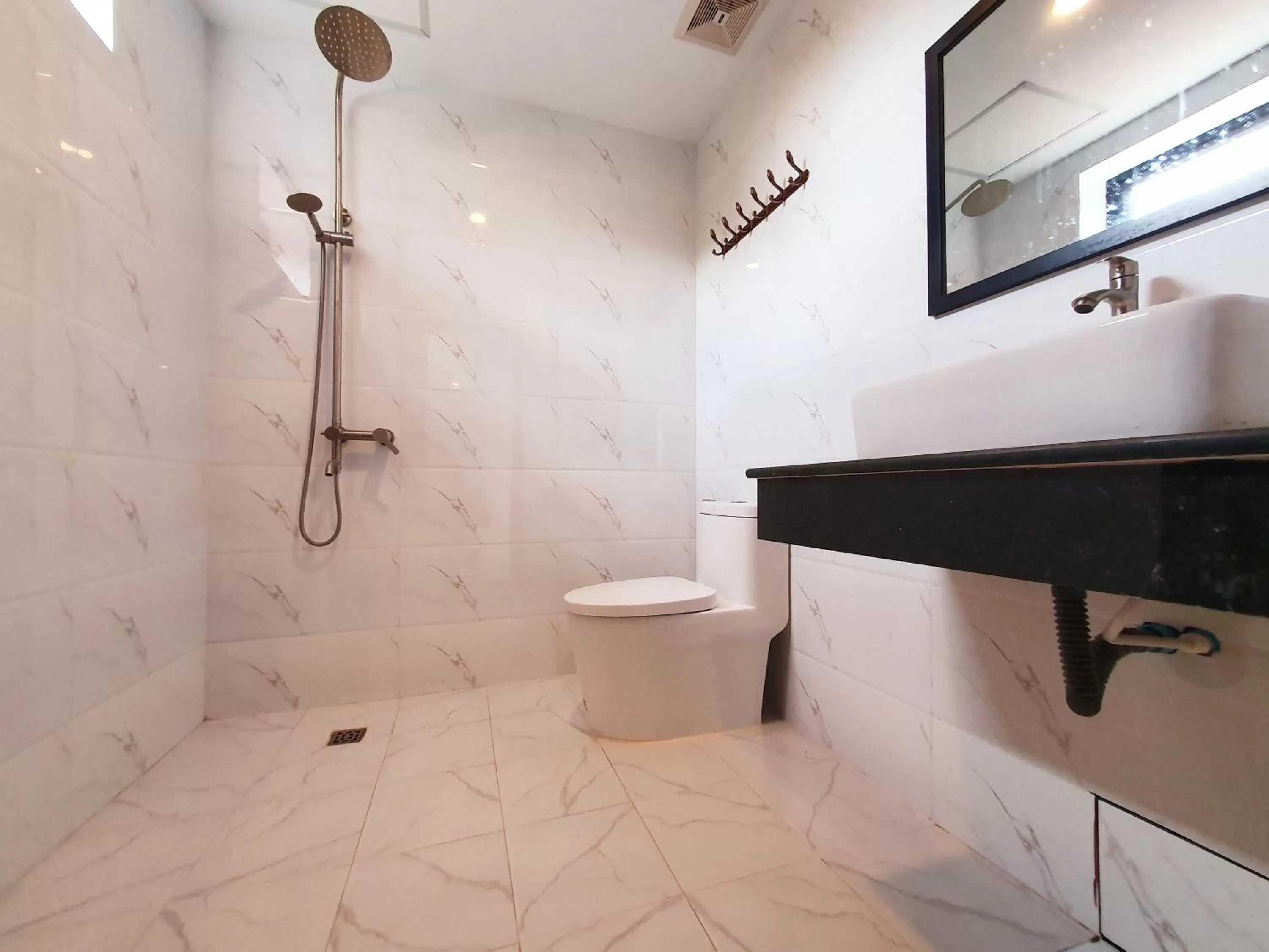 Bathroom in Long Night Siem Reap Hotel