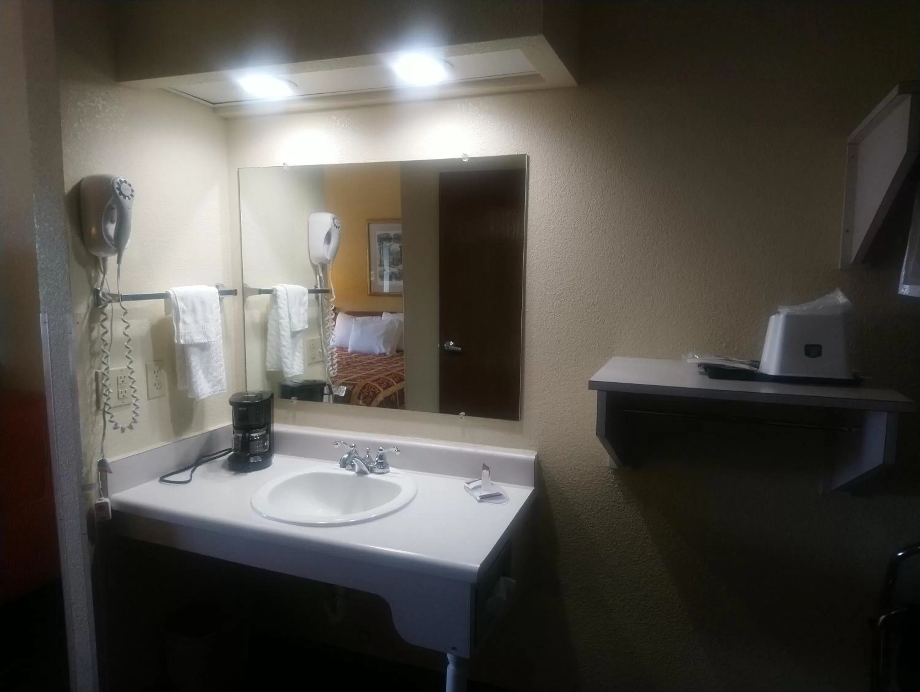 Bathroom in Geneva Motel