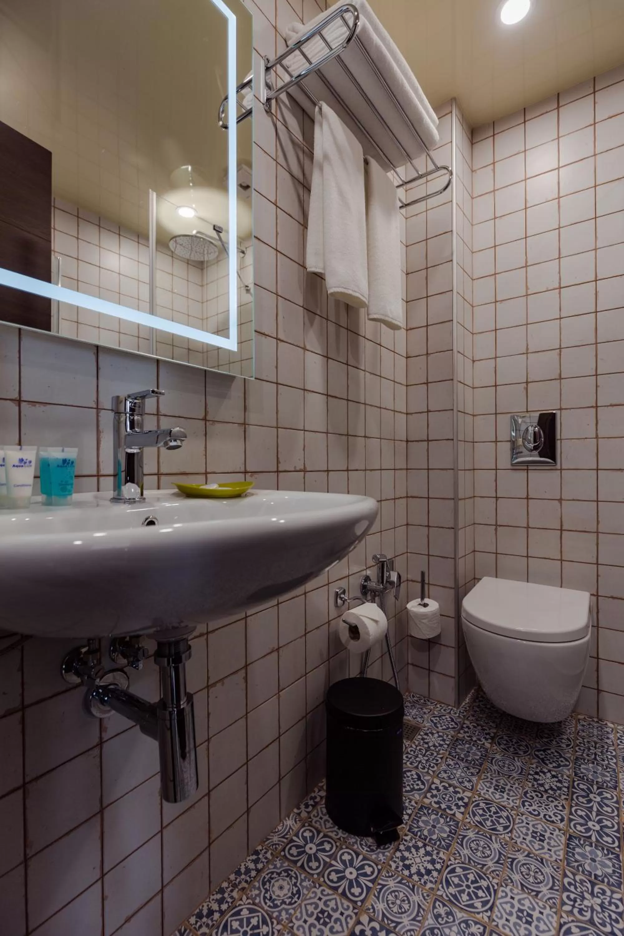 Shower, Bathroom in HOTEL BLOOM