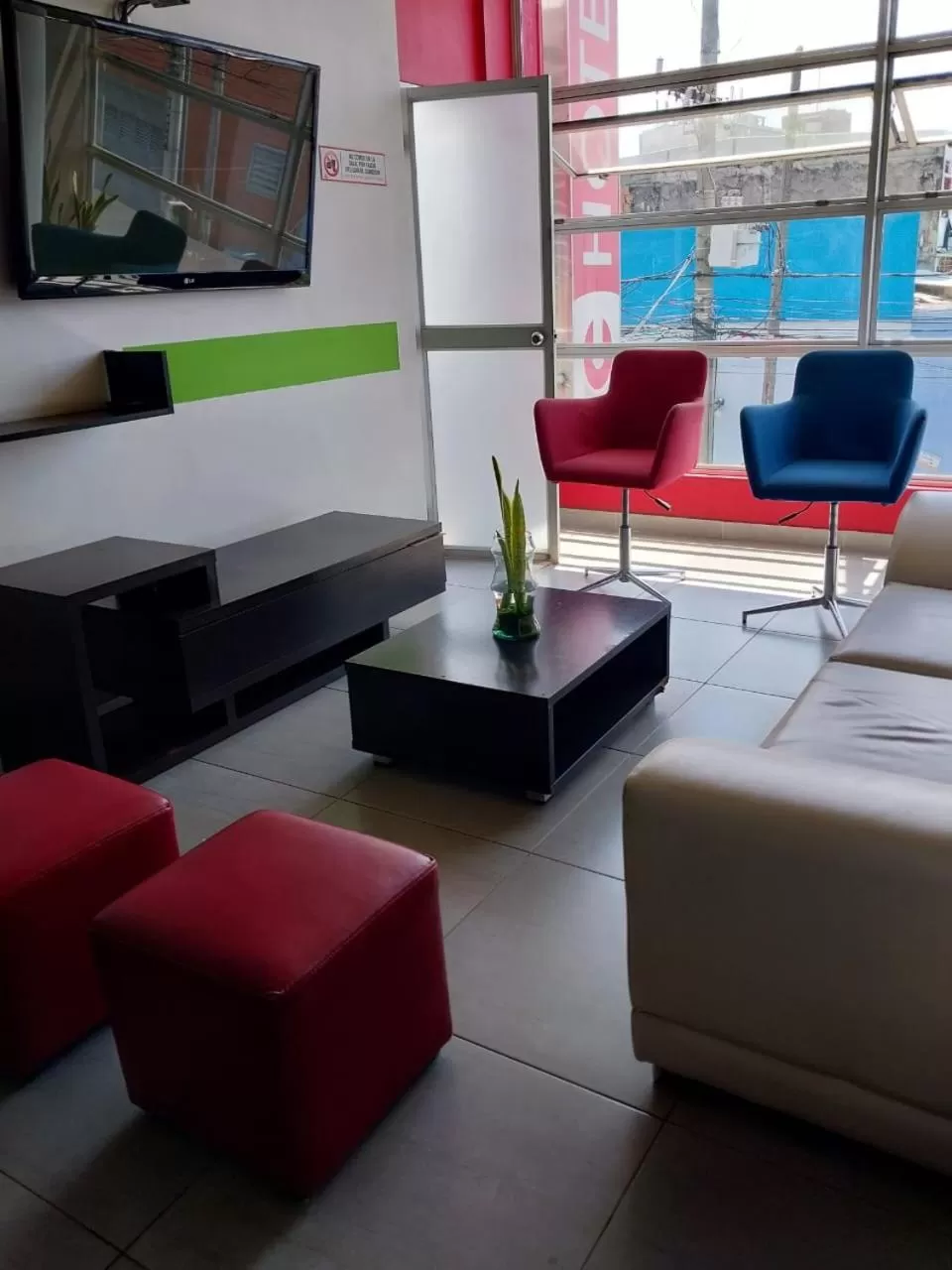 Communal lounge/ TV room, Seating Area in HOTEL COLOURS Cali