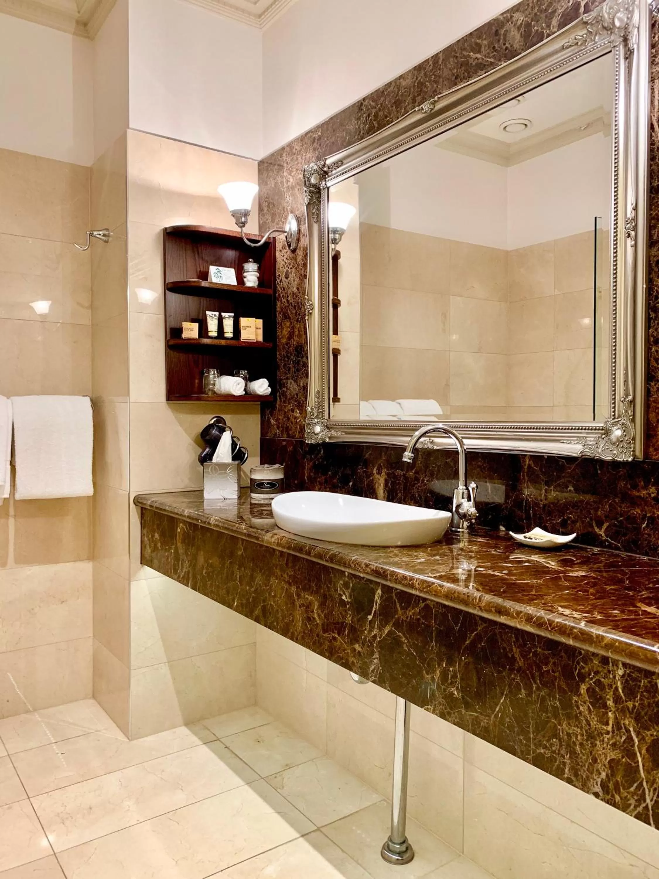 Bathroom in Royal Albert Hotel