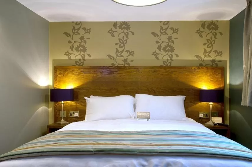 Bedroom, Bed in The Hatchet Inn Wetherspoon