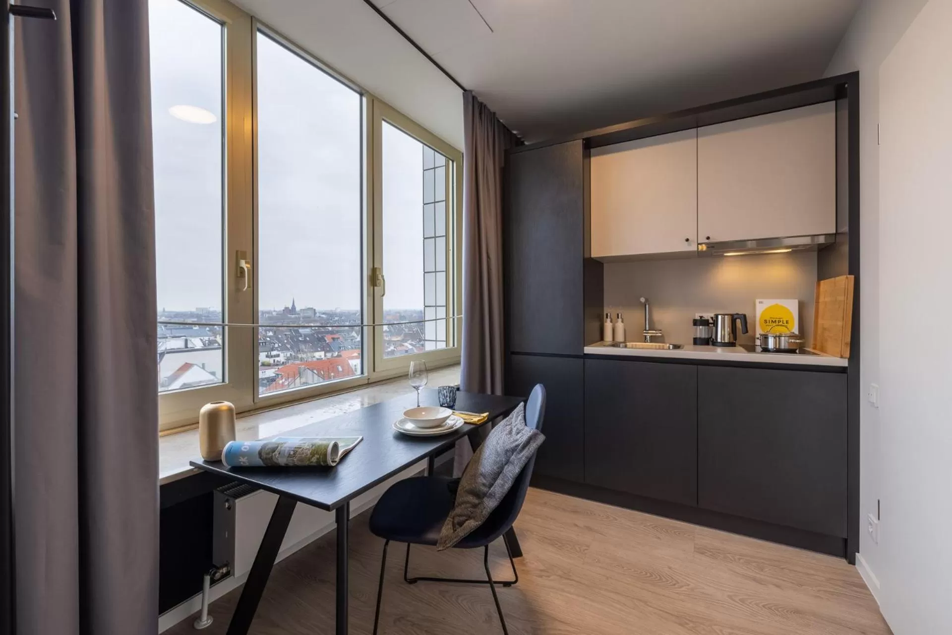 Kitchen/Kitchenette in JOYN Cologne - Serviced Apartments