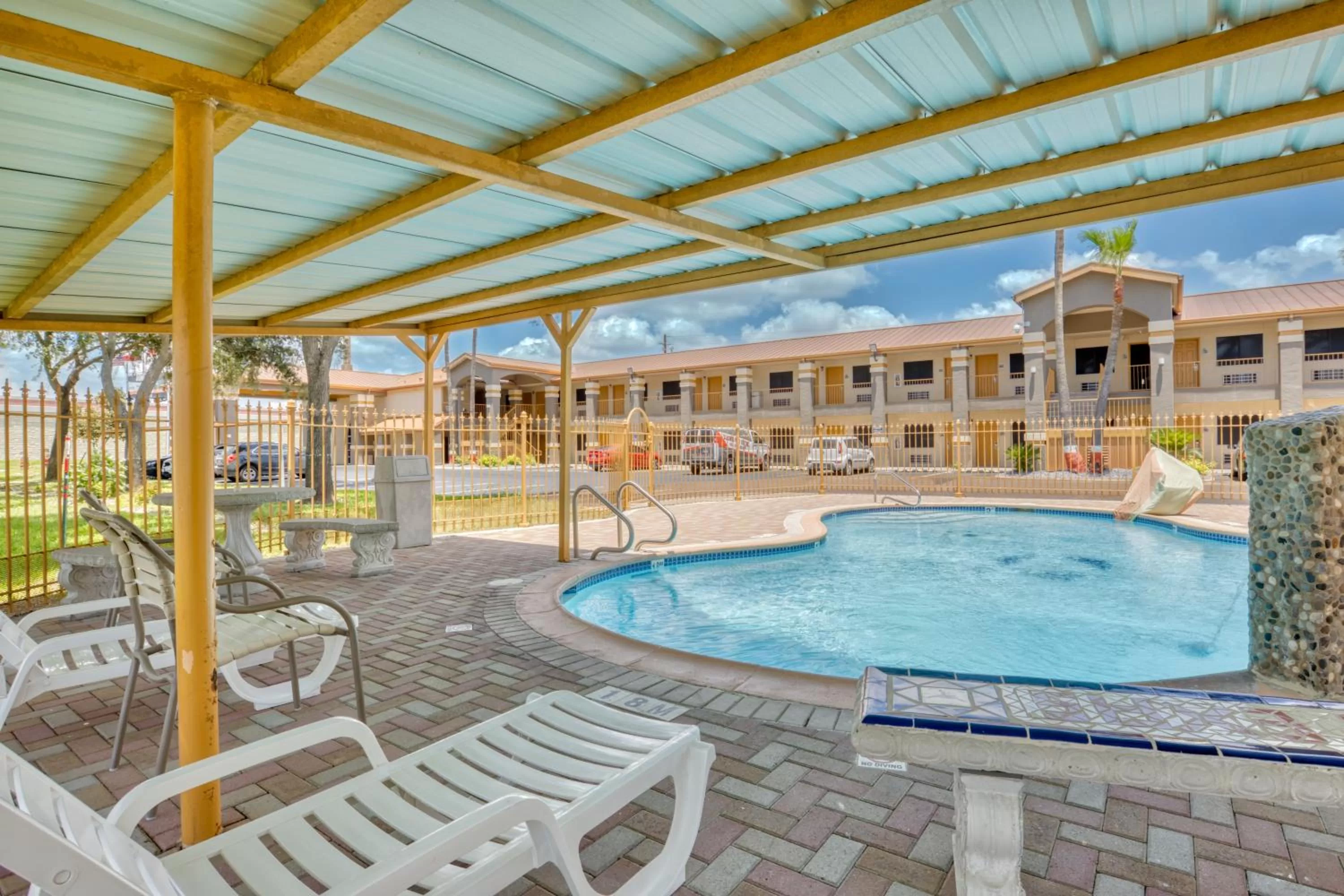 Swimming pool in Texas Inn Donna