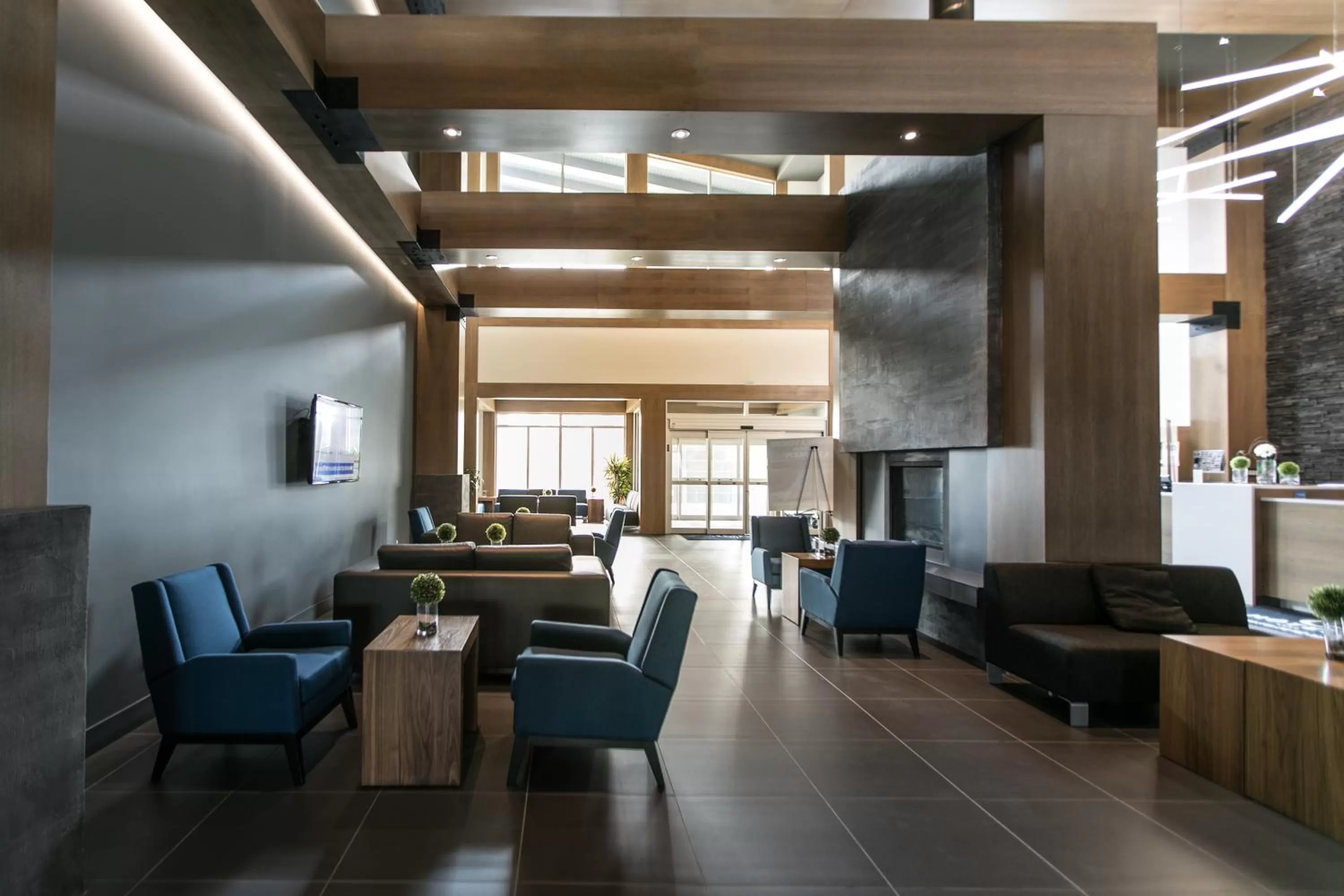 Staff in Hôtel du Domaine, centre de villégiature et de congrès