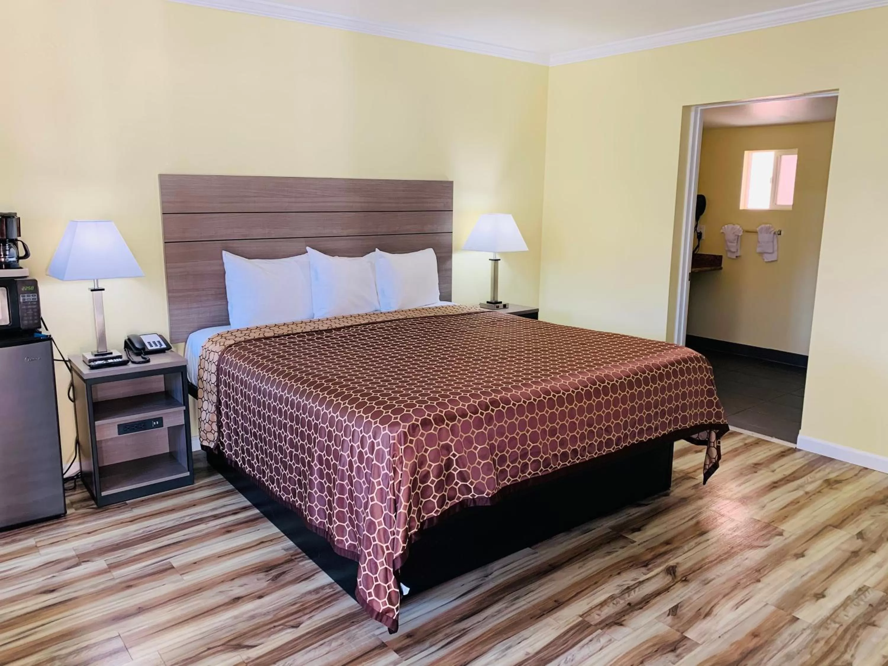 Bed in Central Coast Inn Cayucos