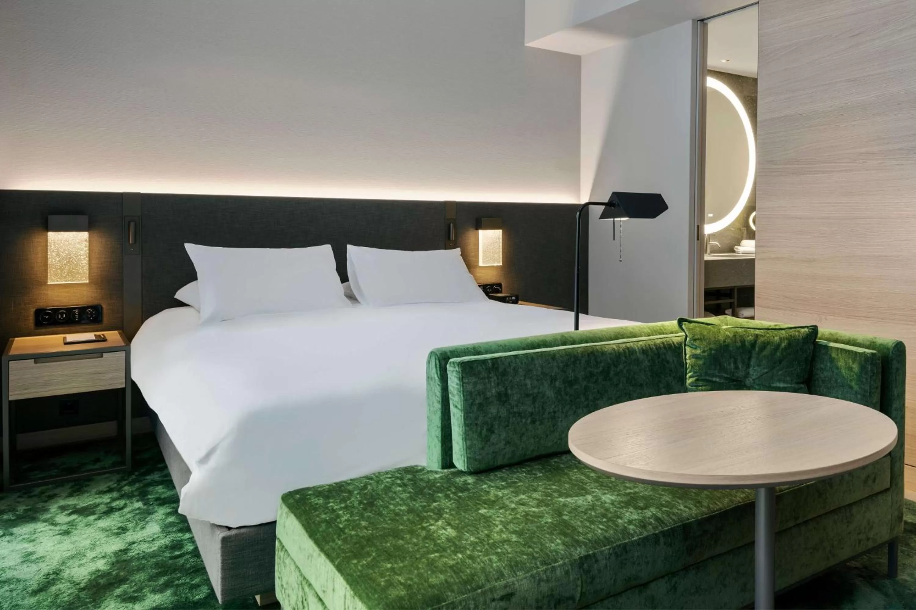 Bed in Hyatt Regency Zurich Airport Circle