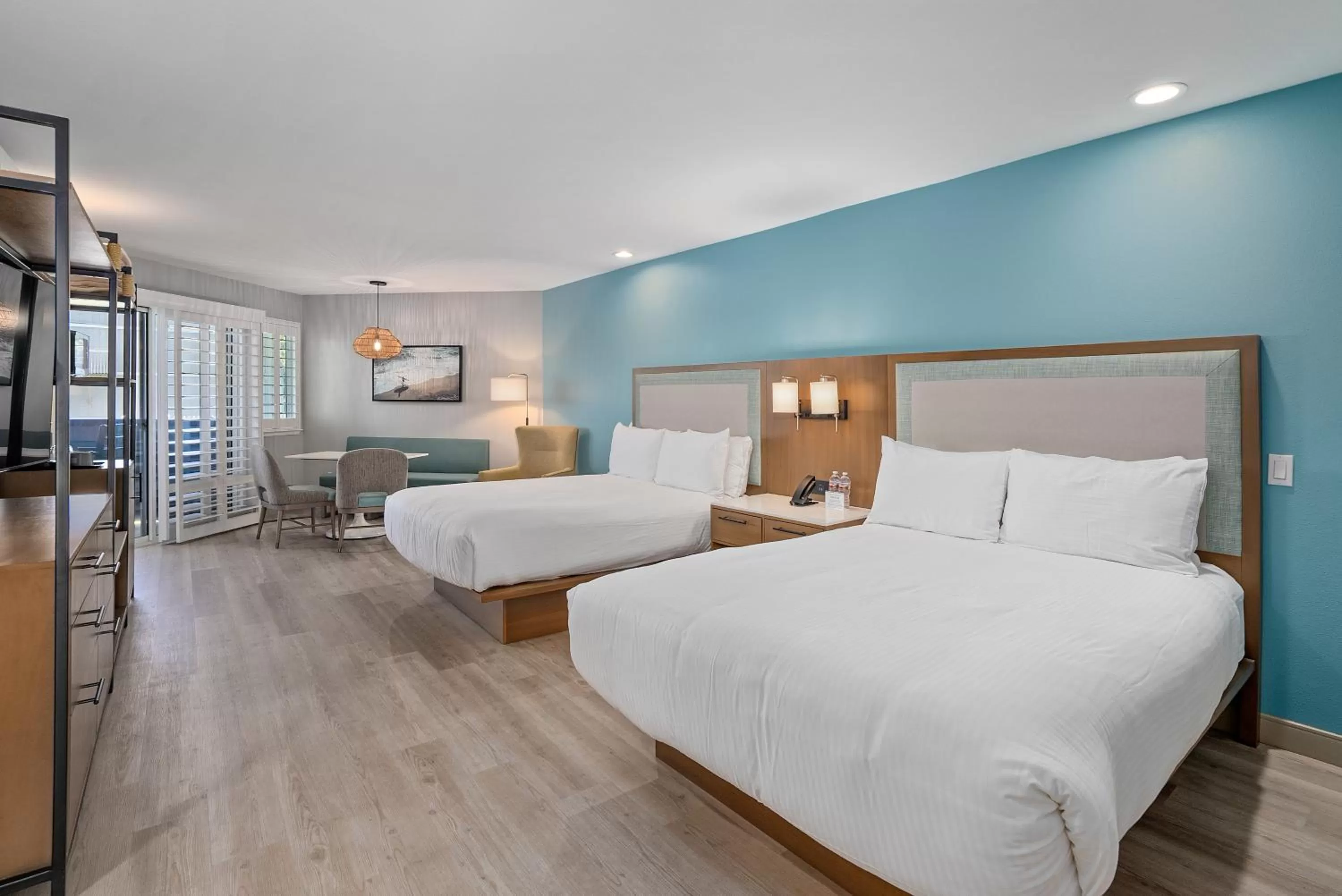 Photo of the whole room, Bed in Shoreline Inn...on the beach