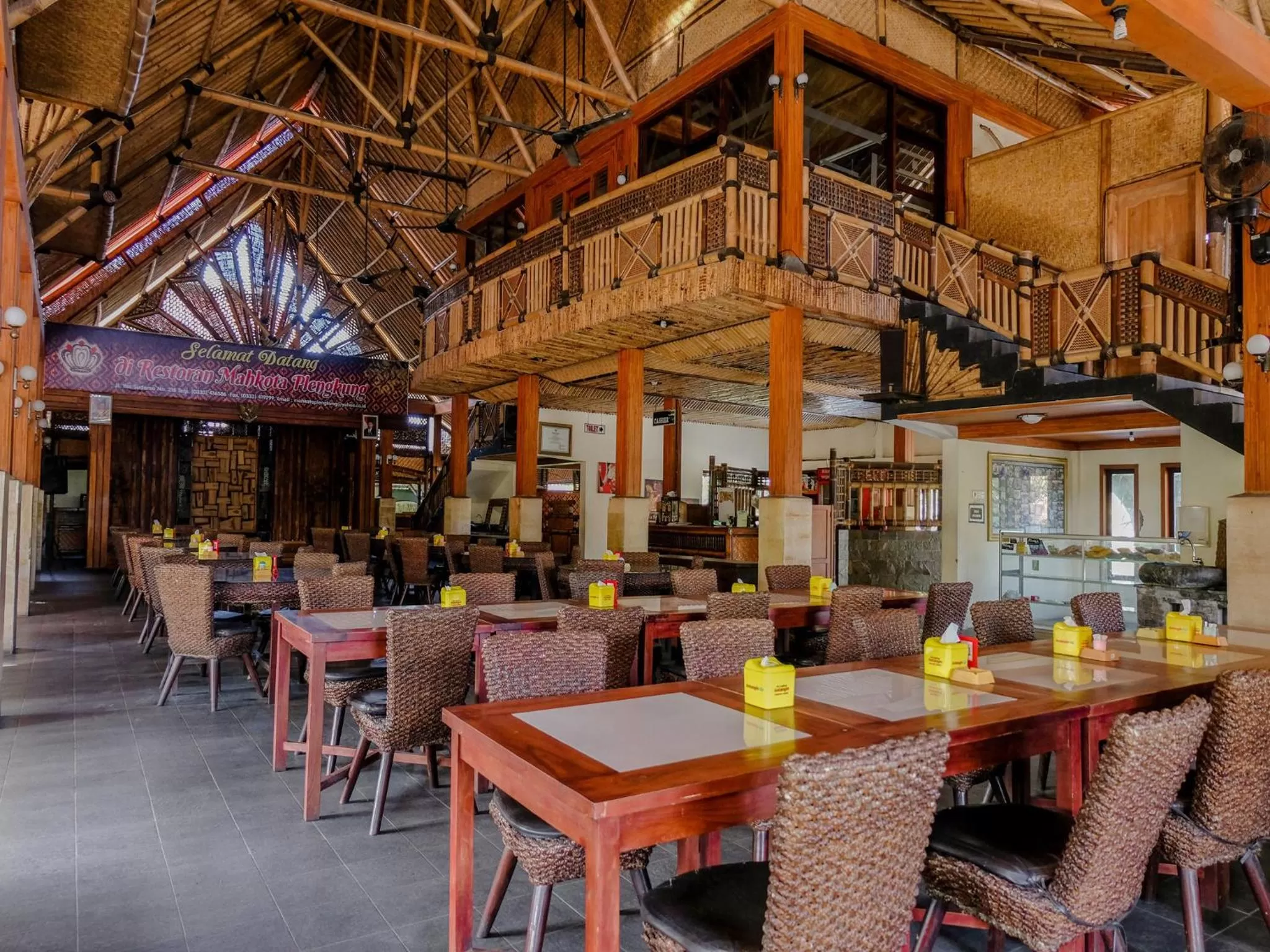 Restaurant/places to eat in Hotel Mahkota Plengkung by ecommerceloka