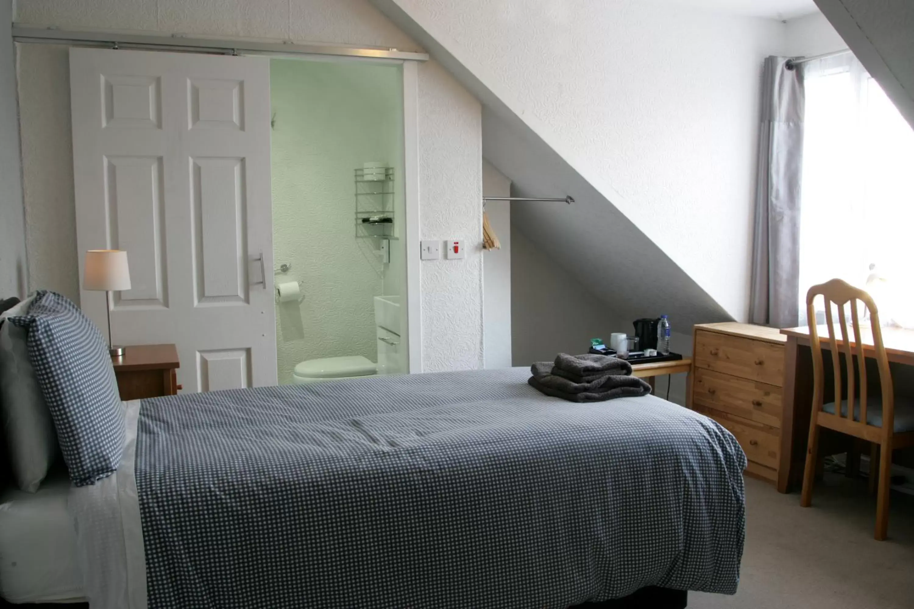 Single Room with Private Bathroom - single occupancy in Dean Park Guest House Single Room with Private Bathroom - single occupancy in Dean Park Guest House