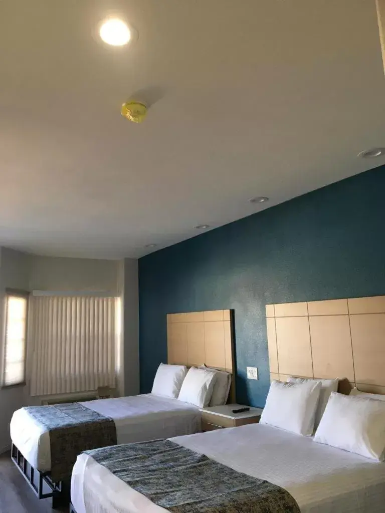 Queen Room with Two Queen Beds Upstairs in Cali Inn Queen Room with Two Queen Beds Upstairs in Cali Inn