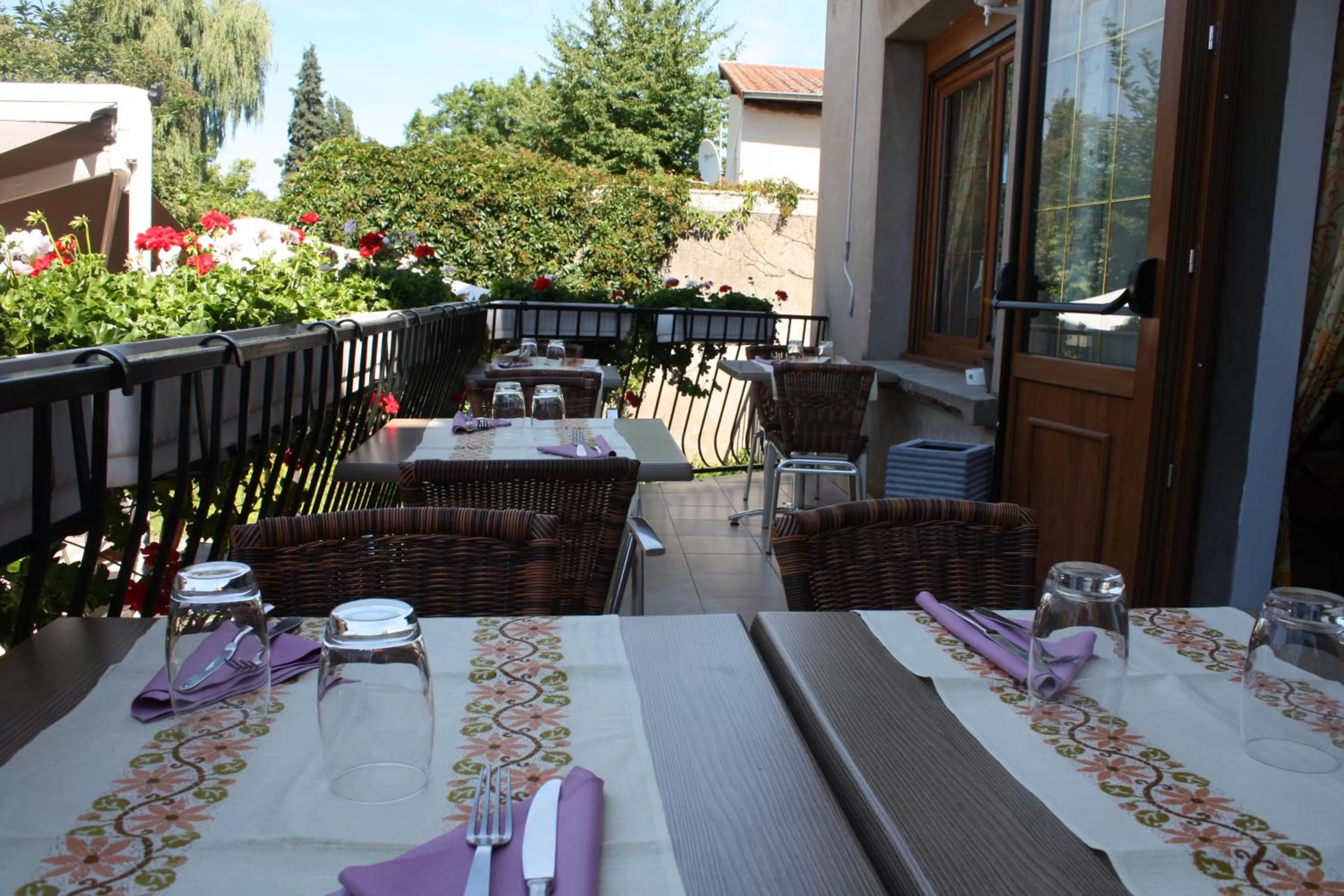 Garden in Logis Hôtel- Restaurant La Renaissance