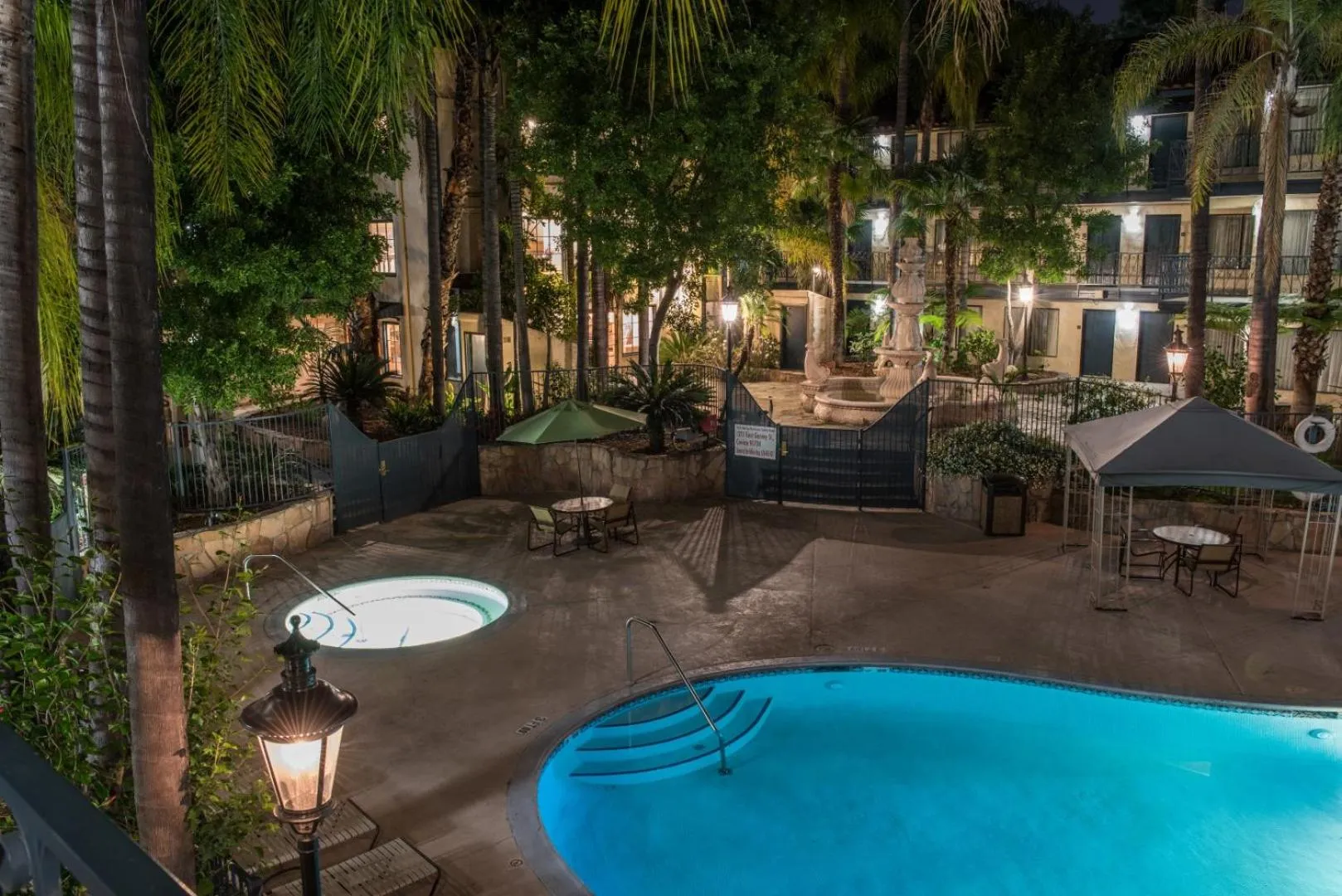 Swimming pool in Vanllee Hotel