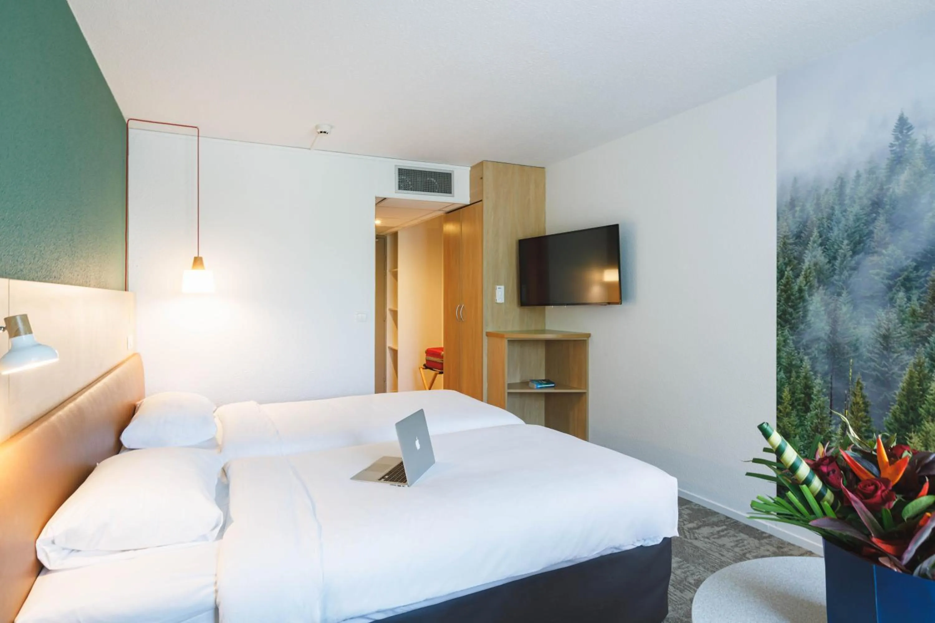 Bathroom, Bed in ibis Styles Aix les Bains Domaine de Marlioz