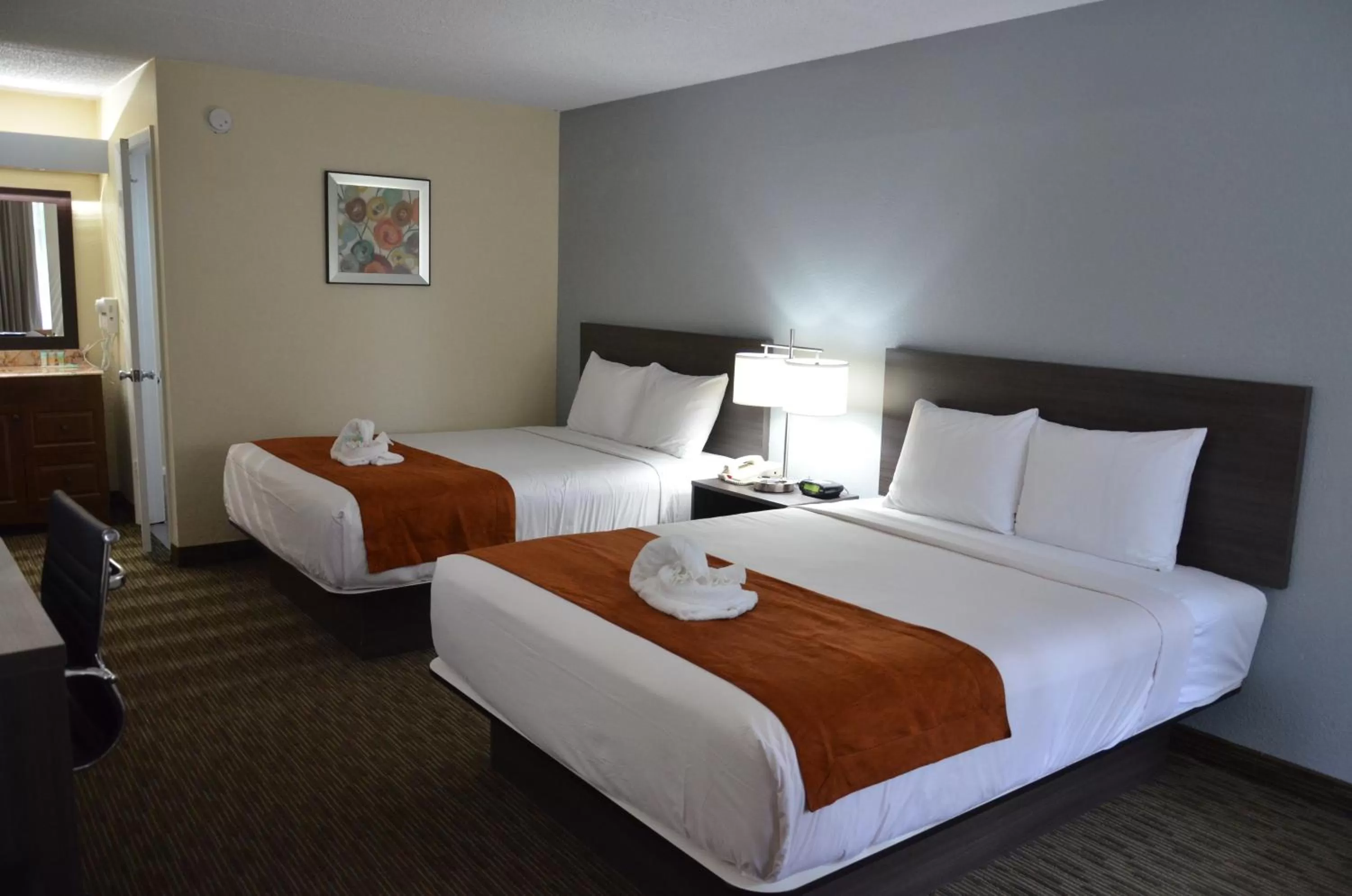 Bedroom, Bed in Days Inn & Suites by Wyndham Orlando Airport