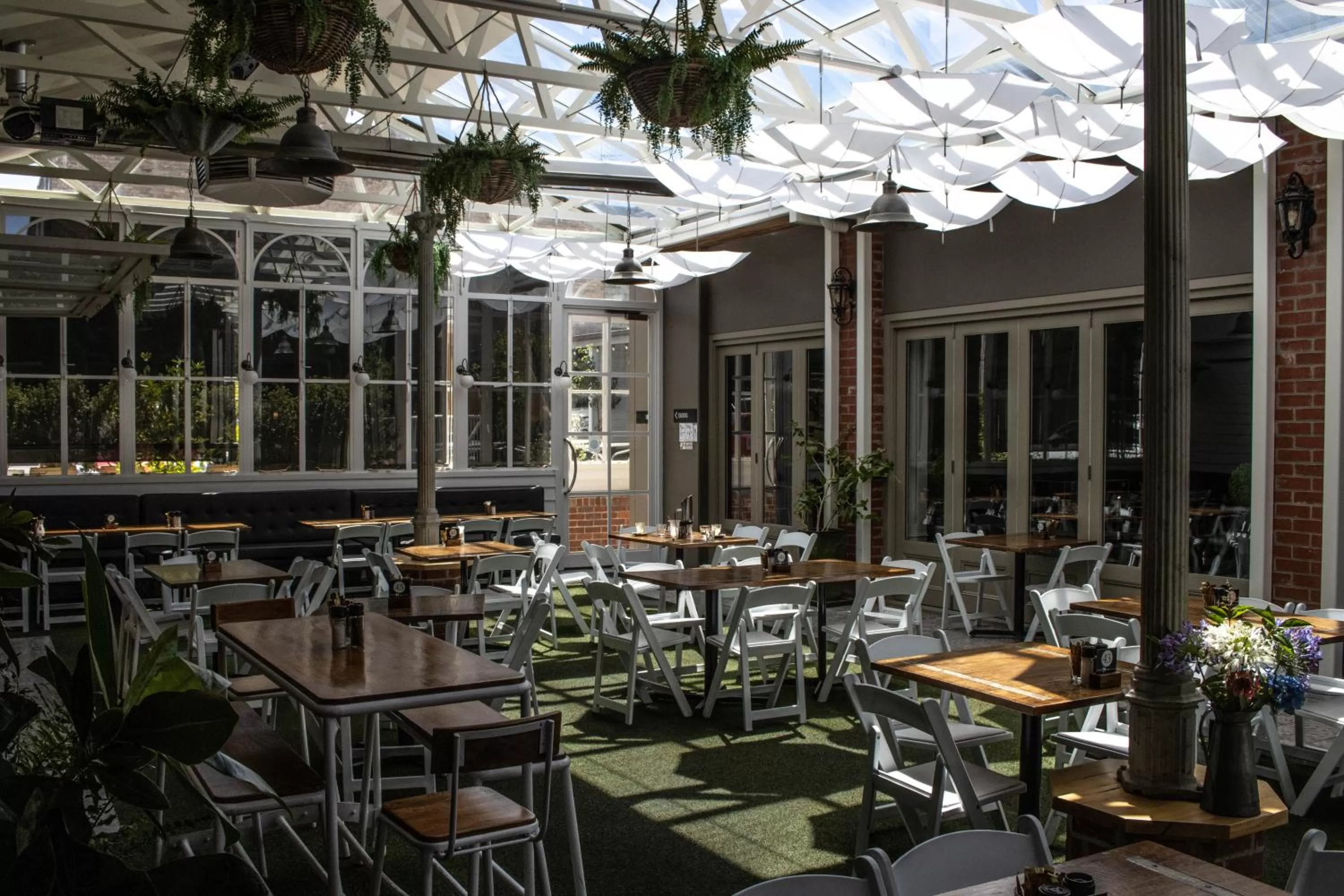 Restaurant/Places to Eat in Oscars Hotel and Cafe Bar