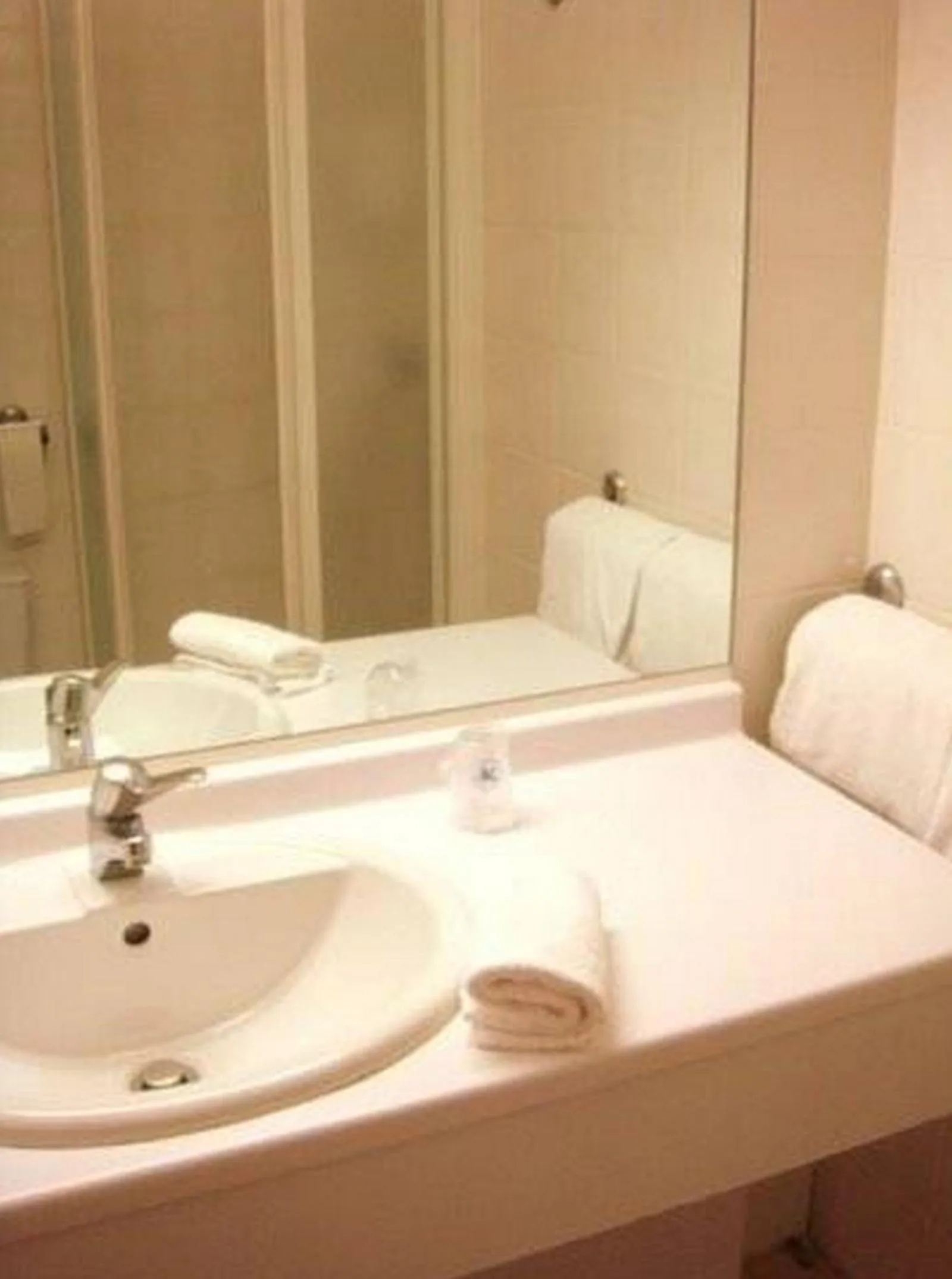 Bathroom, Bed in The Originals Boutique, Hôtel Cassitel, Cassis