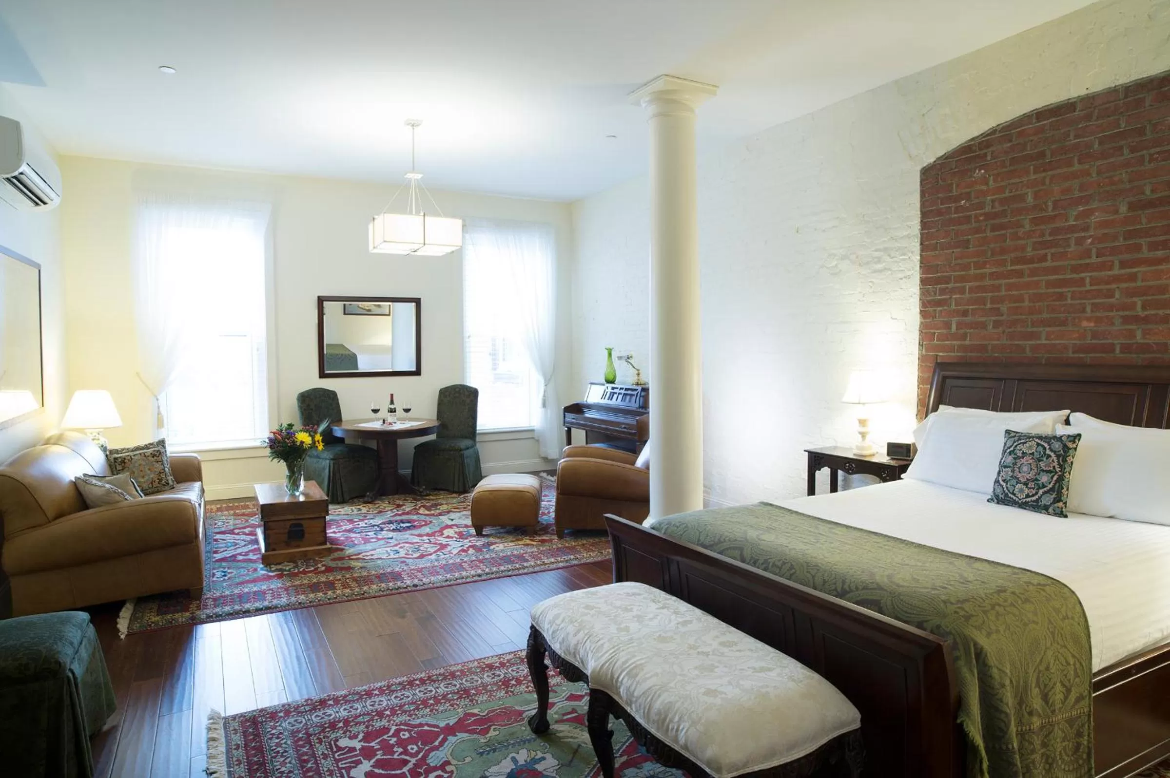 Photo of the whole room in The Barrington