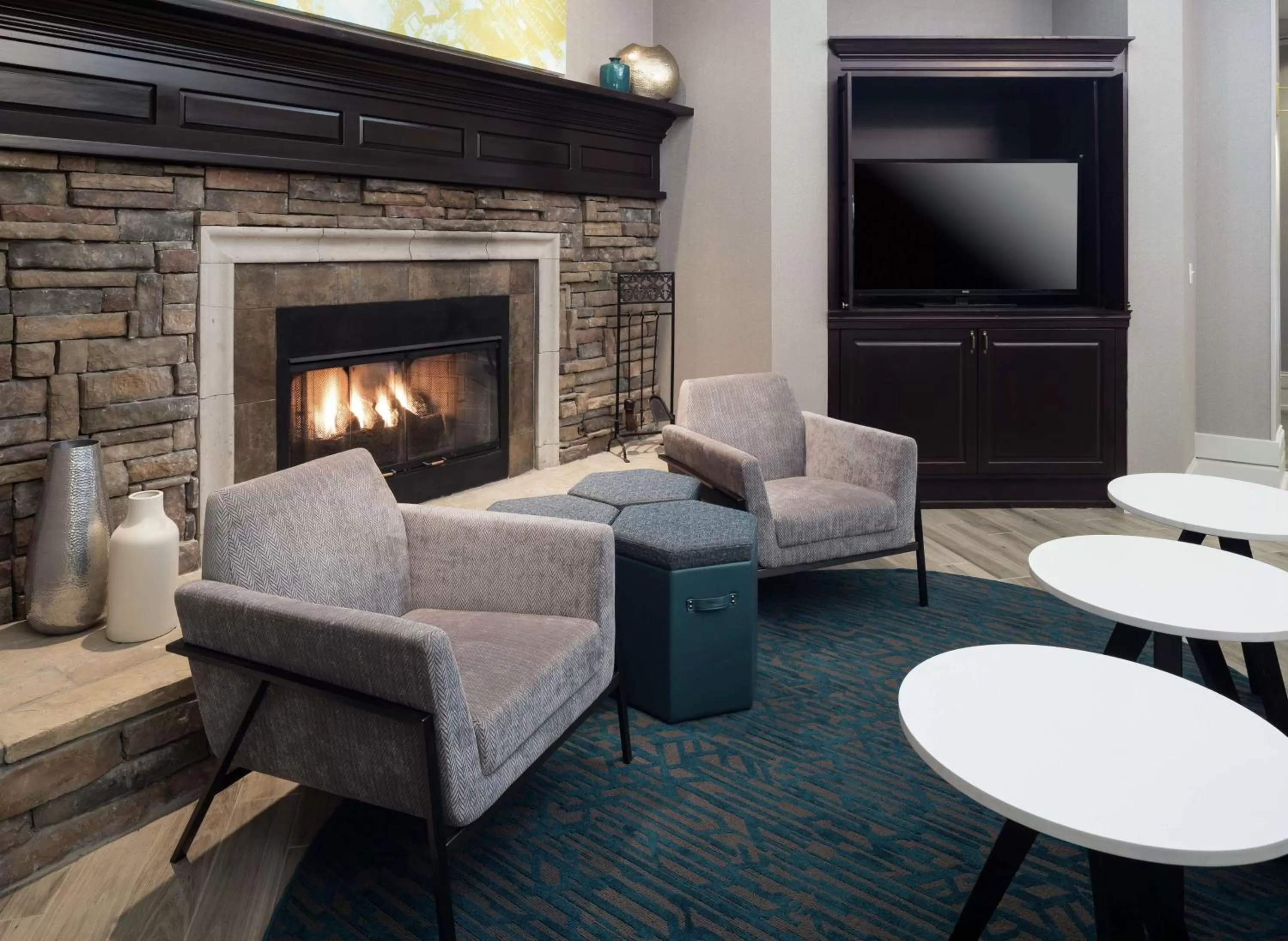 Communal lounge/ TV room in Hampton Inn & Suites Memphis-Beale Street